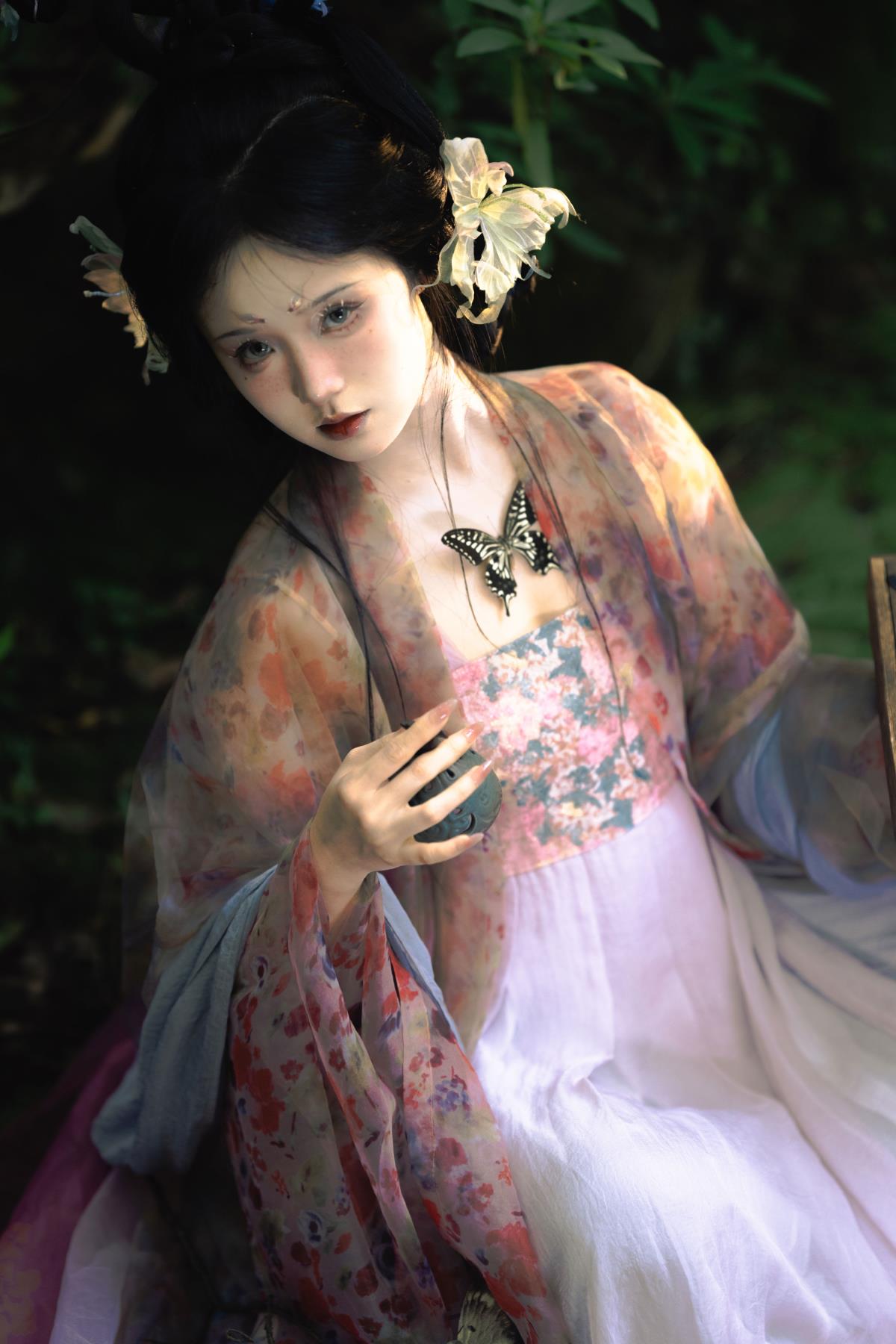 《蝴蝶公主：爱与谎的聊斋幻梦》 解释：“蝴蝶公主”直接点明了故事主角，“爱与谎”概括了她与爱人之间的情感纠葛，“聊斋幻梦”则结合了古风、唯美、聊斋等元素，营造出一种充满奇幻色彩的意境，符合整体的风格要求。