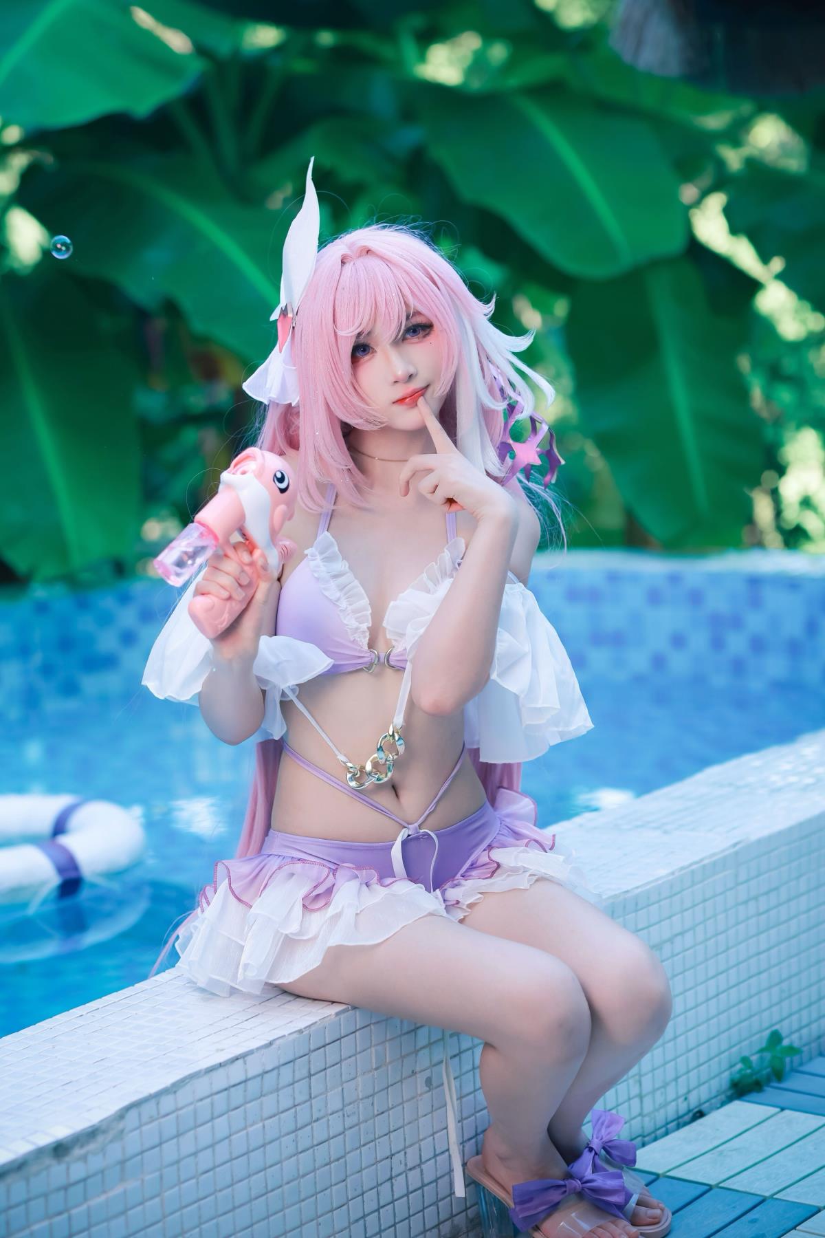 泳池边，爱莉希雅邂逅夏日限定浪漫，泳装形态绽满崩坏甜意