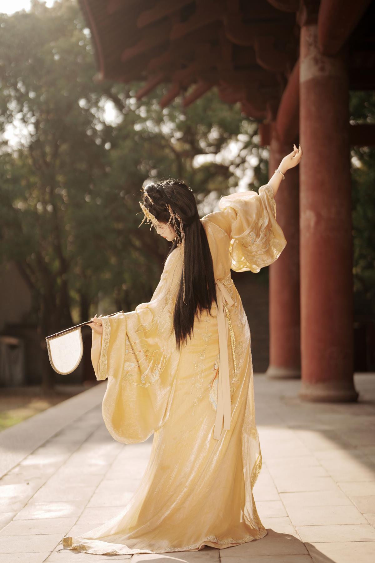 《亡国公主：朝露般的盛衰，浮萍似的世道》 解析：原内容围绕亡国公主展开，提到人像拍摄、如朝露般的盛衰、如浮萍般的世道等，此标题既包含了关键元素，又体现出一种文艺风格和意境，展现出亡国公主所面临的情境以及世事的无常。