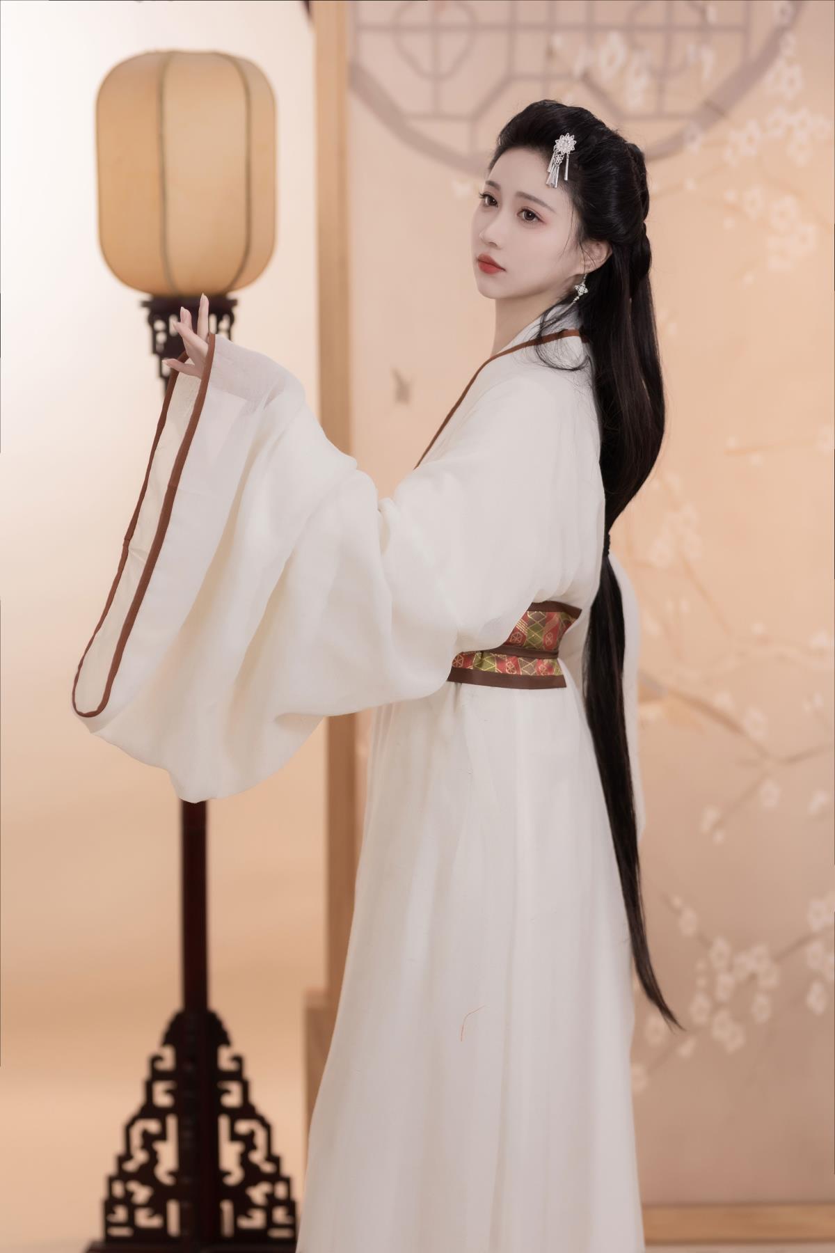 《繁华尽处寻山谷，与君晨钟暮鼓共安素》 解析：保留了原文的古风韵味，将关键信息融入标题，描绘出一种在繁华尽头寻找宁静之地，与美人相伴过着安闲生活的意境。 或者《入画之境：无人山谷的青石小路与晨钟暮鼓》 ，强调了“入画”这一情境，突出无人山谷中青石小路和晨钟暮鼓所营造的独特意境。 又或者《古风之美：青石小路间的晨钟暮鼓与你安之若素》 ，直接点明古风元素，以及在青石小路的场景下与美人安闲度日的主题。