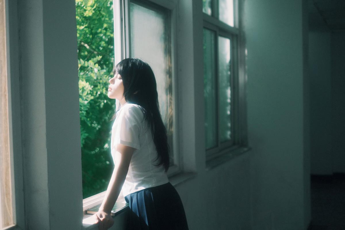 窗里的少女心事：暗恋如清风，诉说你的故事