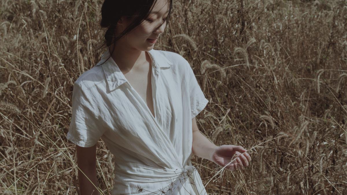 逆流盛开之花：深秋里与大自然相拥的户外人像情绪乐章