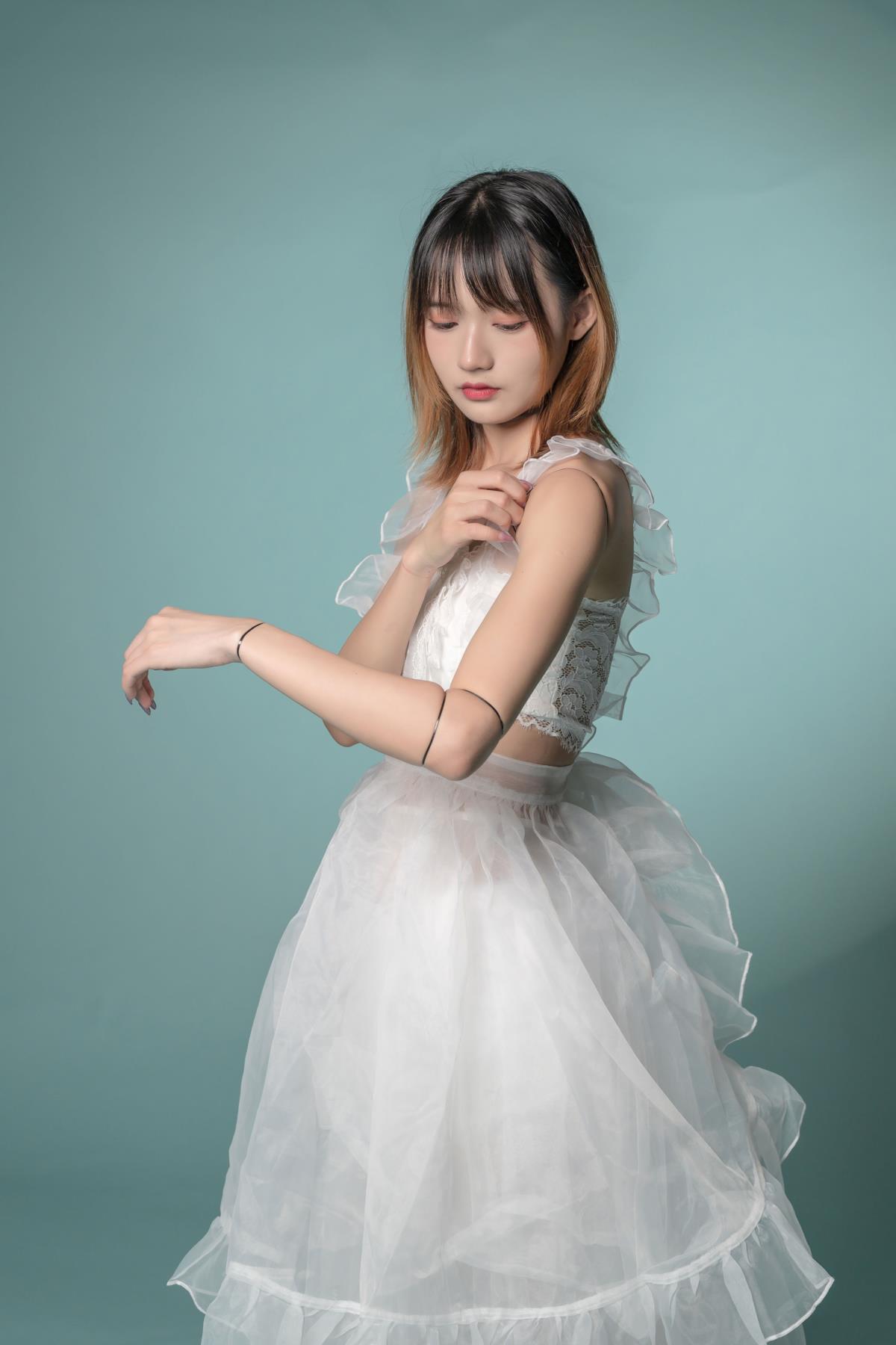 《木偶之影：情绪交织的写真叙事》