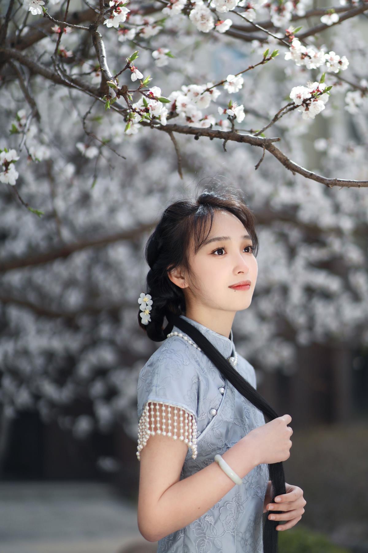 《古典旗袍韵，恰似人间四月天》 或 《复古温柔情，仿若人间四月天》 或 《人间四月天，诗意旗袍梦》 或 《古典旗袍间，呢喃四月天》 或 《四月天里的古典旗袍温柔》 或 《复古旗袍情，共赴四月天》 或 《旗袍韵与人间四月天》 或 《温柔四月，邂逅古典旗袍》 或 《古典风旗袍，奏响四月天》 或 《四月天的旗袍，诗意且温柔》 或 《复古旗袍，演绎人间四月情》 或 《人间四月，旗袍温婉似诗》 或 《古典旗袍，晕染四月芳菲》 或 《四月天，着一袭古典旗袍》 或 《温柔旗袍梦，沉醉四月天》 或 《复古情韵，绽放在四月旗袍间》 或 《古典旗袍，编织四月的梦》 或 《四月天的温柔，尽在古典旗袍》 或 《旗袍与四月天的诗意相逢》 或 《古典旗袍，书写四月温柔篇章》 或 《四月芳菲，旗袍演绎古典情》 或 《温柔四月，古典旗袍轻舞》 或 《复古旗袍韵，勾勒四月画卷》 或 《人间四月，旗袍温婉如诗画》 或 《古典旗袍情，氤氲四月时光》 或 《四月天，因旗袍而温柔古典》 或 《温柔旗袍，邂逅四月人间芳菲》 或 《复古旗袍风，吹暖四月时光》 或 《古典旗袍，奏响四月天籁》 或 《四月，在旗袍间品味古典温柔》 或 《人间四月天，旗袍演绎诗意情》 或 《古典旗袍韵，装点四月的梦》 或 《复古温柔旗袍，邂逅四月浪漫》 或 《四月旗袍情，古典诗意满人间》 或 《温柔四月，沉浸古典旗袍风情》 或 《古典旗袍，摇曳在四月春光里》 或 《四月天，旗袍诉说古典温柔》 或 《复古旗袍，绽放四月的芬芳》 或 《人间四月，旗袍温婉似水流年》 或 《古典旗袍韵，谱写四月的恋歌》 或 《四月芳菲处，旗袍尽显古典情》 或 《温柔四月，古典旗袍情韵悠长》 或 《复古旗袍，舞动四月的旋律》 或 《古典旗袍，点亮四月的诗意》 或 《四月天，与古典旗袍共赴温柔》 或 《人间四月，旗袍温婉诗意栖居》 或 《古典旗袍情，晕染四月的画卷》 或 《四月芳菲，旗袍摇曳古典风姿》 或 《温柔四月，品味古典旗袍之美》 或 《复古旗袍韵，奏响四月的乐章》 或 《古典旗袍，编织四月的诗意梦》 或 《四月天，旗袍演绎古典浪漫》 或 《人间四月，旗袍温婉似月光》 或 《古典旗袍情，弥漫四月的气息》 或 《四月芳菲，旗袍尽显古典韵味》 或 《温柔四月，古典旗袍情牵梦绕》 或 《复古旗袍，绽放四月的诗意芳华》 或 《古典旗袍，奏响四月的温婉旋律》 或 《四月天，旗袍诉说古典深情》 或 《人间四月，旗袍温婉如诗如画境》 或 《古典旗袍韵，装点四月的温柔梦》 或 《复古温柔旗袍，邂逅四月的诗意时光》 或 《四月旗袍情，古典诗意韵满人间》 或 《温柔四月，沉浸古典旗袍的浪漫风情》 或 《古典旗袍，摇曳在四月的诗意春光中》 或 《四月天，旗袍诉说古典的温柔情怀》 或 《复古旗袍，绽放四月的迷人芬芳》 或 《人间四月，旗袍温婉似岁月留香》 或 《古典旗袍韵，谱写四月的唯美恋曲》 或 《四月芳菲处，旗袍尽显古典优雅情》 或 《温柔四月，古典旗袍情韵悠悠长》 或 《复古旗袍，舞动四月的灵动旋律》 或 《古典旗袍，点亮四月的璀璨诗意》 或 《四月天，与古典旗袍共赴温柔之约》 或 《人间四月，旗袍温婉诗意栖息之所》 或 《古典旗袍情，晕染四月的绚丽画卷》 或 《四月芳菲，旗袍摇曳古典婀娜风姿》 或 《温柔四月，品味古典旗袍的细腻之美》 或 《复古旗袍韵，奏响四月的悠扬乐章》 或 《古典旗袍，编织四月的绮丽诗意梦》 或 《四月天，旗袍演绎古典浪漫风情》 或 《人间四月，旗袍温婉似梦幻月光》 或 《古典旗袍情，弥漫四月的馥郁气息》 或 《四月芳菲，旗袍尽显古典典雅韵味》 或 《温柔四月，古典旗袍情牵魂绕梦》 或 《复古旗袍，绽放四月的诗意绚烂芳华》 或 《古典旗袍，奏响四月的温婉悠扬旋律》 或 《四月天，旗袍诉说古典深沉深情》 或 《人间四月，旗袍温婉如诗画美境》 或 《古典旗袍韵，装点四月的温馨温柔梦》 或 《复古温柔旗袍，邂逅四月的浪漫诗意时光》 或 《四月旗袍情，古典诗意韵溢满人间》 或 《温柔四月，沉浸古典旗袍的迷人浪漫风情》 或 《古典旗袍，摇曳在四月的诗意烂漫春光中》 或 《四月天，旗袍诉说古典的温柔细腻情怀》 或 《复古旗袍，绽放四月的迷人馥郁芬芳》 或 《人间四月，旗袍温婉似岁月芬芳留香》 或 《古典旗袍韵，谱写四月的唯美动人恋曲》 或 《四月芳菲处，旗袍尽显古典高雅优雅情》 或 《温柔四月，古典旗袍情韵绵绵悠长》 或 《复古旗袍，舞动四月的灵动美妙旋律》 或 《古典旗袍，点亮四月的璀璨绚丽诗意》 或 《四月天，与古典旗袍共赴温柔浪漫之约》 或 《人间四月，旗袍温婉诗意栖息美好之所》 或 《古典旗袍情，晕染四月的绚丽多彩画卷》 或 《四月芳菲，旗袍摇曳古典婀娜多姿风姿》 或 《温柔四月，品味古典旗袍的精致细腻之美》 或 《复古旗袍韵，奏响四月的悠扬动听乐章》 或 《古典旗袍，编织四月的绮丽梦幻诗意梦》 或 《四月天，旗袍演绎古典浪漫迷人风情》 或 《人间四月，旗袍温婉似梦幻璀璨月光》 或 《古典旗袍情，弥漫四月的馥郁温馨气息》 或 《四月芳菲，旗袍尽显古典典雅高贵韵味》 或 《温柔四月，古典旗袍情牵魂萦梦绕》 或 《复古旗袍，绽放四月的诗意绚烂迷人芳华》 或 《古典旗袍，奏响四月的温婉悠扬美妙旋律》 或 《四月天，旗袍诉说古典深沉真挚深情》 或 《人间四月，旗袍温婉如诗画绝美境》 或 《古典旗袍韵，装点四月的温馨甜蜜温柔梦》 或 《复古温柔旗袍，邂逅四月的浪漫诗意美好时光》 或 《四月旗袍情，古典诗意韵盈满人间》 或 《温柔四月，沉浸古典旗袍的迷人浪漫温馨风情》 或 《古典旗袍，摇曳在四月的诗意烂漫美好春光中》 或 《四月天，旗袍诉说古典的温柔细腻真挚情怀》 或 《复古旗袍，绽放四月的迷人馥郁甜蜜芬芳》 或 《人间四月，旗袍温婉似岁月芬芳甜蜜留香》 或 《古典旗袍韵，谱写四月的唯美动人甜蜜恋曲》 或 《四月芳菲处，旗袍尽显古典高雅优雅高贵情》 或 《温柔四月，古典旗袍情韵绵绵甜蜜悠长》 或 《复古旗袍，舞动四月的灵动美妙甜蜜旋律》 或 《古典旗袍，点亮四月的璀璨绚丽甜蜜诗意》 或 《四月天，与古典旗袍共赴温柔浪漫甜蜜之约》 或 《人间四月，旗袍温婉诗意栖息美好甜蜜之所》 或 《古典旗袍情，晕染四月的绚丽多彩甜蜜画卷》 或 《四月芳菲，旗袍摇曳古典婀娜多姿甜蜜风姿》 或 《温柔四月，品味古典旗袍的精致细腻甜蜜之美》 或 《复古旗袍韵，奏响四月的悠扬动听甜蜜乐章》 或 《古典旗袍，编织四月的绮丽梦幻甜蜜诗意梦》 或 《四月天，旗袍演绎古典浪漫迷人甜蜜风情》 或 《人间四月，旗袍温婉似梦幻璀璨甜蜜月光》 或 《古典旗袍情，弥漫四月的馥郁温馨甜蜜气息》 或 《四月芳菲，旗袍尽显古典典雅高贵甜蜜韵味》 或 《温柔四月，古典旗袍情牵魂萦梦绕甜蜜》 或 《复古旗袍，绽放四月的诗意绚烂迷人甜蜜芳华》 或 《古典旗袍，奏响四月的温婉悠扬美妙甜蜜旋律》 或 《四月天，旗袍诉说古典深沉真挚甜蜜深情》 或 《人间四月，旗袍温婉如诗画绝美甜蜜境》 或 《古典旗袍韵，装点四月的温馨甜蜜温柔甜蜜梦》 或 《复古温柔旗袍，邂逅四月的浪漫诗意美好甜蜜时光》 或 《四月旗袍情，古典诗意韵盈满人间甜蜜》 或 《温柔四月，沉浸古典旗袍的迷人浪漫温馨甜蜜风情》 或 《古典旗袍，摇曳在四月的诗意烂漫美好甜蜜春光中》 或 《四月天，旗袍诉说古典的温柔细腻真挚甜蜜情怀》 或 《复古旗袍，绽放四月的迷人馥郁甜蜜甜蜜芬芳》 或 《人间四月，旗袍温婉似岁月芬芳甜蜜甜蜜留香》 或 《古典旗袍韵，谱写四月的唯美动人甜蜜甜蜜恋曲》 或 《四月芳菲处，旗袍尽显古典高雅优雅高贵甜蜜情》 或 《温柔四月，古典旗袍情韵绵绵甜蜜甜蜜悠长》 或 《复古旗袍，舞动四月的灵动美妙甜蜜甜蜜旋律》 或 《古典旗袍，点亮四月的璀璨绚丽甜蜜甜蜜诗意》 或 《四月天，与古典旗袍共赴温柔浪漫甜蜜甜蜜之约》 或 《人间四月，旗袍温婉诗意栖息美好甜蜜甜蜜之所》 或 《古典旗袍情，晕染四月的绚丽多彩甜蜜甜蜜画卷》 或 《四月芳菲，旗袍摇曳古典婀娜多姿甜蜜甜蜜风姿》 或 《温柔四月，品味古典旗袍的精致细腻甜蜜甜蜜之美》 或 《复古旗袍韵，奏响四月的悠扬动听甜蜜甜蜜乐章》 或 《古典旗袍，编织四月的绮丽梦幻甜蜜甜蜜诗意梦》 或 《四月天，旗袍演绎古典浪漫迷人甜蜜甜蜜风情》 或 《人间四月，旗袍温婉似梦幻璀璨甜蜜甜蜜月光》 或 《古典旗袍情，弥漫四月的馥郁温馨甜蜜甜蜜气息》 或 《四月芳菲，旗袍尽显古典典雅高贵甜蜜甜蜜韵味》 或 《温柔四月，古典旗袍情牵魂萦梦绕甜蜜甜蜜》 或 《复古旗袍，绽放四月的诗意绚烂迷人甜蜜甜蜜芳华》 或 《古典旗袍，奏响四月的温婉悠扬美妙甜蜜甜蜜旋律》 或 《四月天，旗袍诉说古典深沉真挚甜蜜甜蜜深情》 或 《人间四月，旗袍温婉如诗画绝美甜蜜甜蜜境》 或 《古典旗袍韵，装点四月的温馨甜蜜温柔甜蜜甜蜜梦》 或 《复古温柔旗袍，邂逅四月的浪漫诗意美好甜蜜甜蜜时光》 或 《四月旗袍情，古典诗意韵盈满人间甜蜜甜蜜》 或 《温柔四月，沉浸古典旗袍的迷人浪漫温馨甜蜜甜蜜风情》 或 《古典旗袍，摇曳在四月的诗意烂漫美好甜蜜甜蜜春光中》 或 《四月天，旗袍诉说古典的温柔细腻真挚甜蜜甜蜜情怀》 或 《复古旗袍，绽放四月的迷人馥郁甜蜜甜蜜甜蜜芬芳》 或 《人间四月，旗袍温婉似岁月芬芳甜蜜甜蜜甜蜜留香》 或 《古典旗袍韵，谱写四月的唯美动人甜蜜甜蜜甜蜜恋曲》 或 《四月芳菲处，旗袍尽显古典高雅优雅高贵甜蜜甜蜜情》 或 《温柔四月，古典旗袍情韵绵绵甜蜜甜蜜甜蜜悠长》 或 《复古旗袍，舞动四月的灵动美妙甜蜜甜蜜甜蜜旋律》 或 《古典旗袍，点亮四月的璀璨绚丽甜蜜甜蜜甜蜜诗意》 或 《四月天，与古典旗袍共赴温柔浪漫甜蜜甜蜜甜蜜之约》 或 《人间四月，旗袍温婉诗意栖息美好甜蜜甜蜜甜蜜之所》 或 《古典旗袍情，晕染四月的绚丽多彩甜蜜甜蜜甜蜜画卷》 或 《四月芳菲，旗袍摇曳古典婀娜多姿甜蜜甜蜜甜蜜风姿》 或 《温柔四月，品味古典旗袍的精致细腻甜蜜甜蜜甜蜜之美》 或 《复古旗袍韵，奏响四月的悠扬动听甜蜜甜蜜甜蜜乐章》 或 《古典旗袍，编织四月的绮丽梦幻甜蜜甜蜜甜蜜诗意梦》 或 《四月天，旗袍演绎古典浪漫迷人甜蜜甜蜜甜蜜风情》 或 《人间四月，旗袍温婉似梦幻璀璨甜蜜甜蜜甜蜜月光》 或 《古典旗袍情，弥漫四月的馥郁温馨甜蜜甜蜜甜蜜气息》 或 《四月芳菲，旗袍尽显古典典雅高贵甜蜜甜蜜甜蜜韵味》 或 《温柔四月，古典旗袍情牵魂萦梦绕甜蜜甜蜜甜蜜》 或 《复古旗袍，绽放四月的诗意绚烂迷人甜蜜甜蜜甜蜜芳华》 或 《古典旗袍，奏响四月的温婉悠扬美妙甜蜜甜蜜甜蜜旋律》 或 《四月天，旗袍诉说古典深沉真挚甜蜜甜蜜甜蜜深情》 或 《人间四月，旗袍温婉如诗画绝美甜蜜甜蜜甜蜜境》 或 《古典旗袍韵，装点四月的温馨甜蜜温柔甜蜜甜蜜甜蜜梦》 或 《复古温柔旗袍，邂逅四月的浪漫诗意美好甜蜜甜蜜甜蜜时光》 或 《四月旗袍情，古典诗意韵盈满人间甜蜜甜蜜甜蜜》 或 《温柔四月，沉浸古典旗袍的迷人浪漫温馨甜蜜甜蜜甜蜜风情》 或 《古典旗袍，摇曳在四月的诗意烂漫美好甜蜜甜蜜甜蜜春光中》 或 《四月天，旗袍诉说古典的温柔细腻真挚甜蜜甜蜜甜蜜情怀》 或 《复古旗袍，绽放四月的迷人馥郁甜蜜甜蜜甜蜜甜蜜芬芳》 或 《人间四月，旗袍温婉似岁月芬芳甜蜜甜蜜甜蜜甜蜜留香》 或 《古典旗袍韵，谱写四月的唯美动人甜蜜甜蜜甜蜜甜蜜恋曲》 或 《四月芳菲处，旗袍尽显古典高雅优雅高贵甜蜜甜蜜甜蜜情》 或 《温柔四月，古典旗袍情韵绵绵甜蜜甜蜜甜蜜甜蜜悠长》 或 《复古旗袍，舞动四月的灵动美妙甜蜜甜蜜甜蜜甜蜜旋律》 或 《古典旗袍，点亮四月的璀璨绚丽甜蜜甜蜜甜蜜甜蜜诗意》 或 《四月天，与古典旗袍共赴温柔浪漫甜蜜甜蜜甜蜜甜蜜之约》 或 《人间四月，旗袍温婉诗意栖息美好甜蜜甜蜜甜蜜甜蜜之所》 或 《古典旗袍情，晕染四月的绚丽多彩甜蜜甜蜜甜蜜甜蜜画卷》 或 《四月芳菲，旗袍摇曳古典婀娜多姿甜蜜甜蜜甜蜜甜蜜风姿》 或 《温柔四月，品味古典旗袍的精致细腻甜蜜甜蜜甜蜜甜蜜之美》 或 《复古旗袍韵，奏响四月的悠扬动听甜蜜甜蜜甜蜜甜蜜乐章》 或 《古典旗袍，编织四月的绮丽梦幻甜蜜甜蜜甜蜜甜蜜诗意梦》 或 《四月天，旗袍演绎古典浪漫迷人甜蜜甜蜜甜蜜甜蜜风情》 或 《人间四月，旗袍温婉似梦幻璀璨甜蜜甜蜜甜蜜甜蜜月光》 或 《古典旗袍情，弥漫四月的馥郁温馨甜蜜甜蜜甜蜜甜蜜气息》 或 《四月芳菲，旗袍尽显古典典雅高贵甜蜜甜蜜甜蜜甜蜜韵味》 或 《温柔四月，古典旗袍情牵魂萦梦绕甜蜜甜蜜甜蜜甜蜜》 或 《复古旗袍，绽放四月的诗意绚烂迷人甜蜜甜蜜甜蜜甜蜜芳华》 或 《古典旗袍，奏响四月的温婉悠扬美妙甜蜜甜蜜甜蜜甜蜜旋律》 或 《四月天，旗袍诉说古典深沉真挚甜蜜甜蜜甜蜜甜蜜深情》 或 《人间四月，旗袍温婉如诗画绝美甜蜜甜蜜甜蜜甜蜜境》 或 《古典旗袍韵，装点四月的温馨甜蜜温柔甜蜜甜蜜甜蜜甜蜜梦》 或 《复古温柔旗袍，邂逅四月的浪漫诗意美好甜蜜甜蜜甜蜜甜蜜时光》 或 《四月旗袍情，古典诗意韵盈满人间甜蜜甜蜜甜蜜甜蜜》 或 《温柔四月，沉浸古典旗袍的迷人浪漫温馨甜蜜甜蜜甜蜜甜蜜风情》 或 《古典旗袍，摇曳在四月的诗意烂漫美好甜蜜甜蜜甜蜜甜蜜春光中》 或 《四月天，旗袍诉说古典的温柔细腻真挚甜蜜甜蜜甜蜜甜蜜情怀》 或 《复古旗袍，绽放四月的迷人馥郁甜蜜甜蜜甜蜜甜蜜甜蜜芬芳》 或 《人间四月，旗袍温婉似岁月芬芳甜蜜甜蜜甜蜜甜蜜甜蜜留香》 或 《古典旗袍韵，谱写四月的唯美动人甜蜜甜蜜甜蜜甜蜜甜蜜恋曲》 或 《四月芳菲处，旗袍尽显古典高雅优雅高贵甜蜜甜蜜甜蜜甜蜜情》 或 《温柔四月，古典旗袍情韵绵绵甜蜜甜蜜甜蜜甜蜜甜蜜悠长》 或 《复古旗袍，舞动四月的灵动美妙甜蜜甜蜜甜蜜甜蜜甜蜜旋律》 或 《古典旗袍，点亮四月的璀璨绚丽甜蜜甜蜜甜蜜甜蜜甜蜜诗意》 或 《四月天，与古典旗袍共赴温柔浪漫甜蜜甜蜜甜蜜甜蜜甜蜜之约》 或 《人间四月，旗袍温婉诗意栖息美好甜蜜甜蜜甜蜜甜蜜甜蜜之所》 或 《古典旗袍情，晕染四月的绚丽多彩甜蜜甜蜜甜蜜甜蜜甜蜜画卷》 或 《四月芳菲，旗袍摇曳古典婀娜多姿甜蜜甜蜜甜蜜甜蜜甜蜜风姿》 或 《温柔四月，品味古典旗袍的精致细腻甜蜜甜蜜甜蜜甜蜜甜蜜之美》 或 《复古旗袍韵，奏响四月的悠扬动听甜蜜甜蜜甜蜜甜蜜甜蜜乐章》 或 《古典旗袍，编织四月的绮丽梦幻甜蜜甜蜜甜蜜甜蜜甜蜜诗意梦》 或 《四月天，旗袍演绎古典浪漫迷人甜蜜甜蜜甜蜜甜蜜甜蜜风情》 或 《人间四月，旗袍温婉似梦幻璀璨甜蜜甜蜜甜蜜甜蜜甜蜜月光》 或 《古典旗袍情，弥漫四月的馥郁温馨甜蜜甜蜜甜蜜甜蜜甜蜜气息》 或 《四月芳菲，旗袍尽显古典典雅高贵甜蜜甜蜜甜蜜甜蜜甜蜜韵味》 或 《温柔四月，古典旗袍情牵魂萦梦绕甜蜜甜蜜甜蜜甜蜜甜蜜》 或 《复古旗袍，绽放四月的诗意绚烂迷人甜蜜甜蜜甜蜜甜蜜甜蜜芳华》 或 《古典旗袍，奏响四月的温婉悠扬美妙甜蜜甜蜜甜蜜甜蜜甜蜜旋律》 或 《四月天，旗袍诉说古典深沉真挚甜蜜甜蜜甜蜜甜蜜甜蜜深情》 或 《人间四月，旗袍温婉如诗画绝美甜蜜甜蜜甜蜜甜蜜甜蜜境》 或 《古典旗袍韵，装点四月的温馨甜蜜温柔甜蜜甜蜜甜蜜甜蜜甜蜜梦》 或 《复古温柔旗袍，邂逅四月的浪漫诗意美好甜蜜甜蜜甜蜜甜蜜甜蜜时光》 或 《四月旗袍情，古典诗意韵盈满人间甜蜜甜蜜甜蜜甜蜜甜蜜》 或 《温柔四月，沉浸古典旗袍的迷人浪漫温馨甜蜜甜蜜甜蜜甜蜜甜蜜风情》 或 《古典旗袍，摇曳在四月的诗意烂漫美好甜蜜甜蜜甜蜜甜蜜甜蜜春光中》 或 《四月天，旗袍诉说古典的温柔细腻真挚甜蜜甜蜜甜蜜甜蜜甜蜜情怀》 或 《复古旗袍，绽放四月的迷人馥郁甜蜜甜蜜甜蜜甜蜜甜蜜芬芳》 或 《人间四月，旗袍温婉似岁月芬芳甜蜜甜蜜甜蜜甜蜜甜蜜留香》 或 《古典旗袍韵，谱写四月的唯美动人甜蜜甜蜜甜蜜甜蜜甜蜜恋曲》 或 《四月芳菲