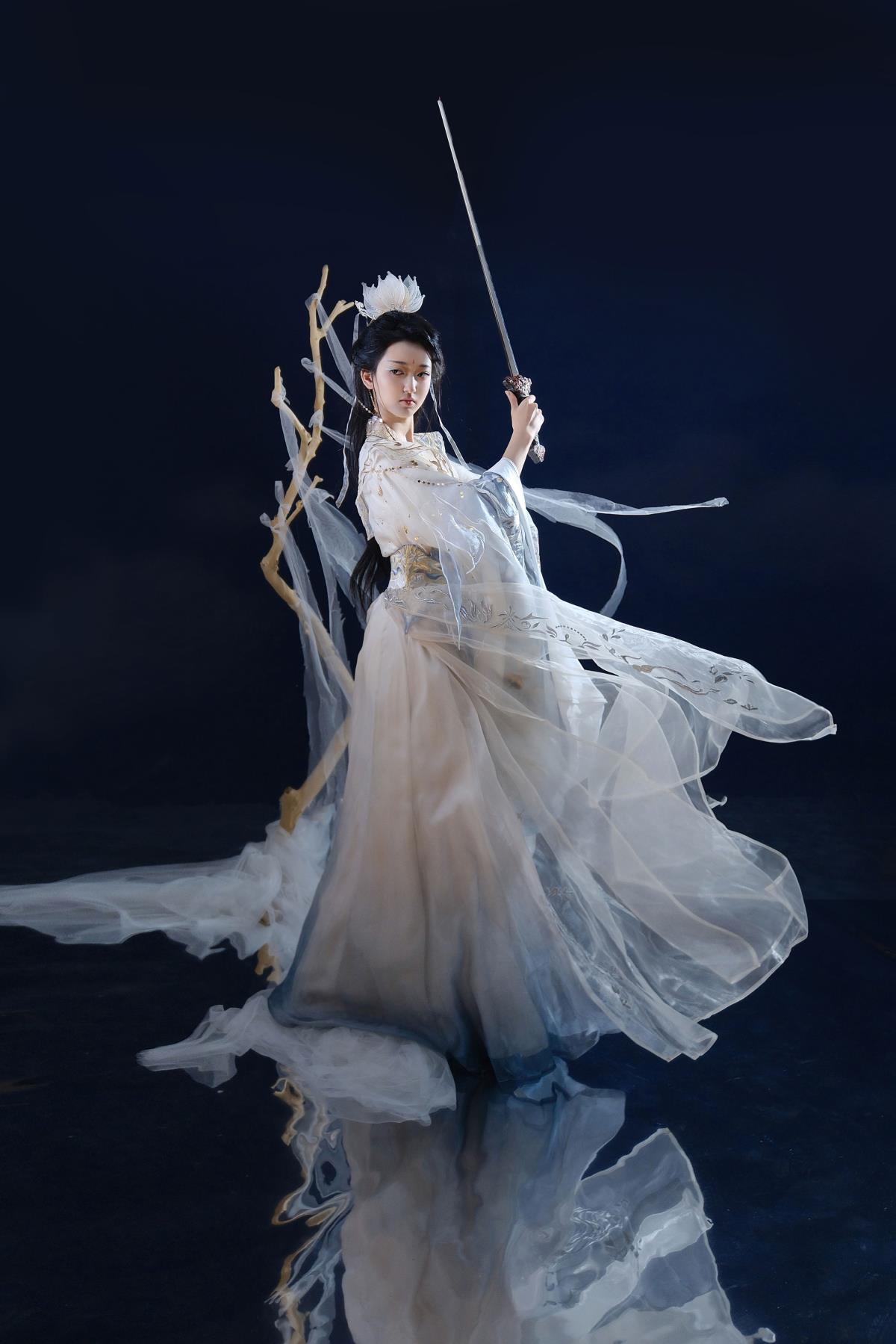 《大师姐下山：剑若灵魂延伸，剑法似清泉流淌》 古风女侠：画意肖像中的奥秘与智慧