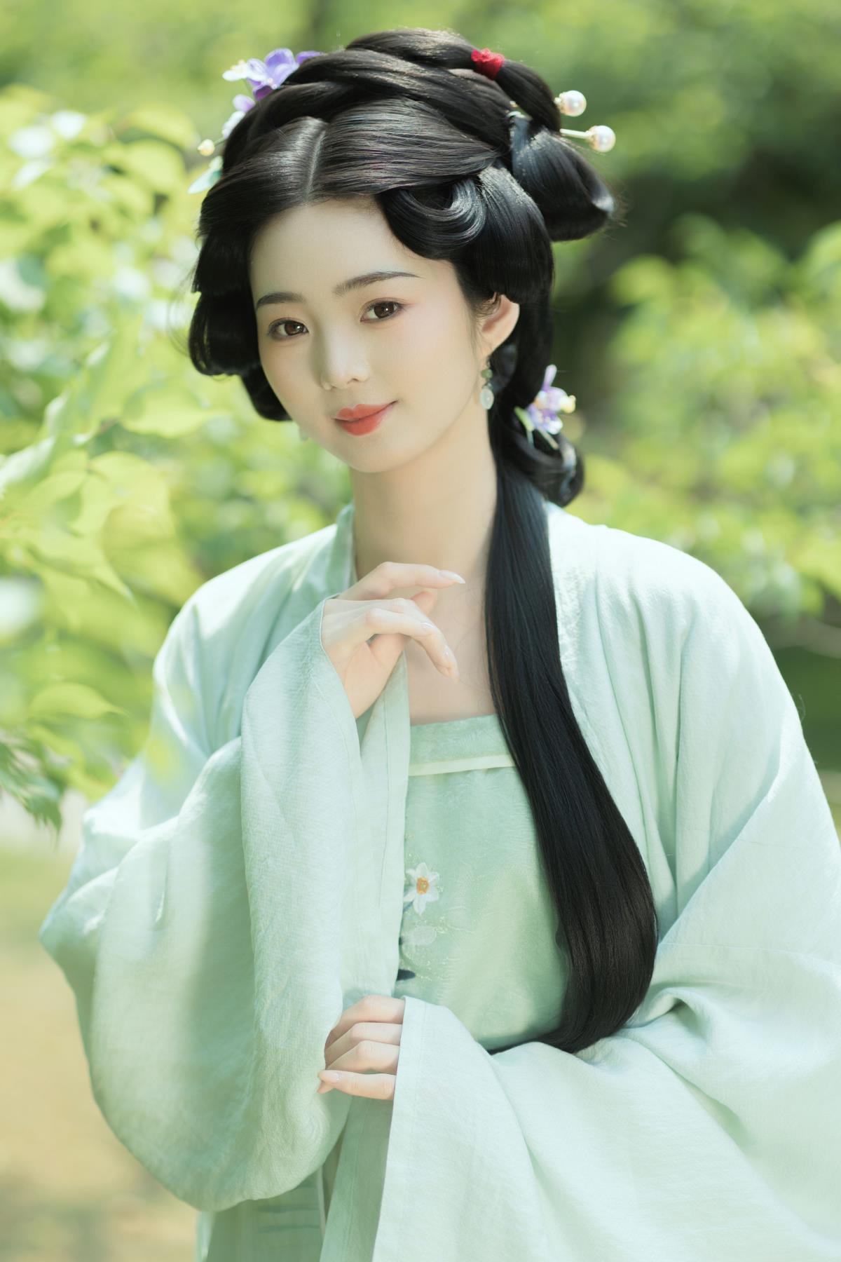 《青梅酒畔，凝伫晚妆相对的仕女古风韵》 解析：将提取的关键信息“青梅酒”“凝伫”“晚妆”“仕女”“古风”等巧妙组合，描绘出一幅仕女手持青梅酒，在古风情境中凝伫、晚妆相对的画面，富有意境和文艺气息。