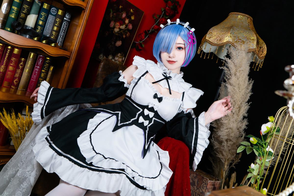 《蕾姆女仆装：欧风别墅里的梦幻白丝女仆风情》