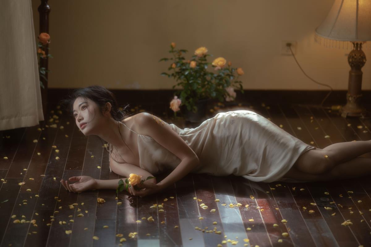 倦意中的少女室内氛围感私房写真