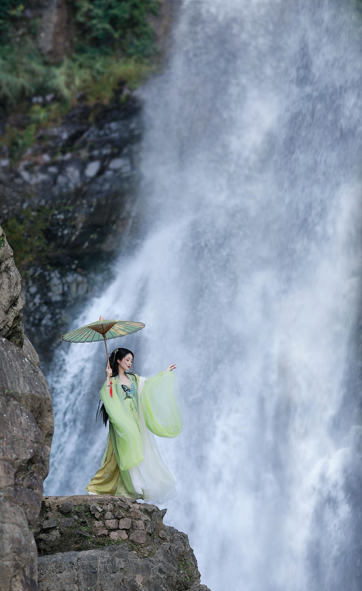 皑如瀑上月，清冷绘诗章