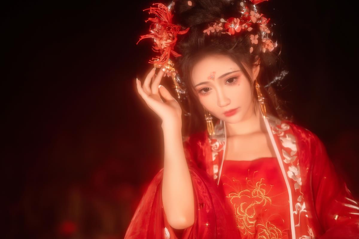 《花叶永隔，情牵彼岸：古风少女的宿命之约》