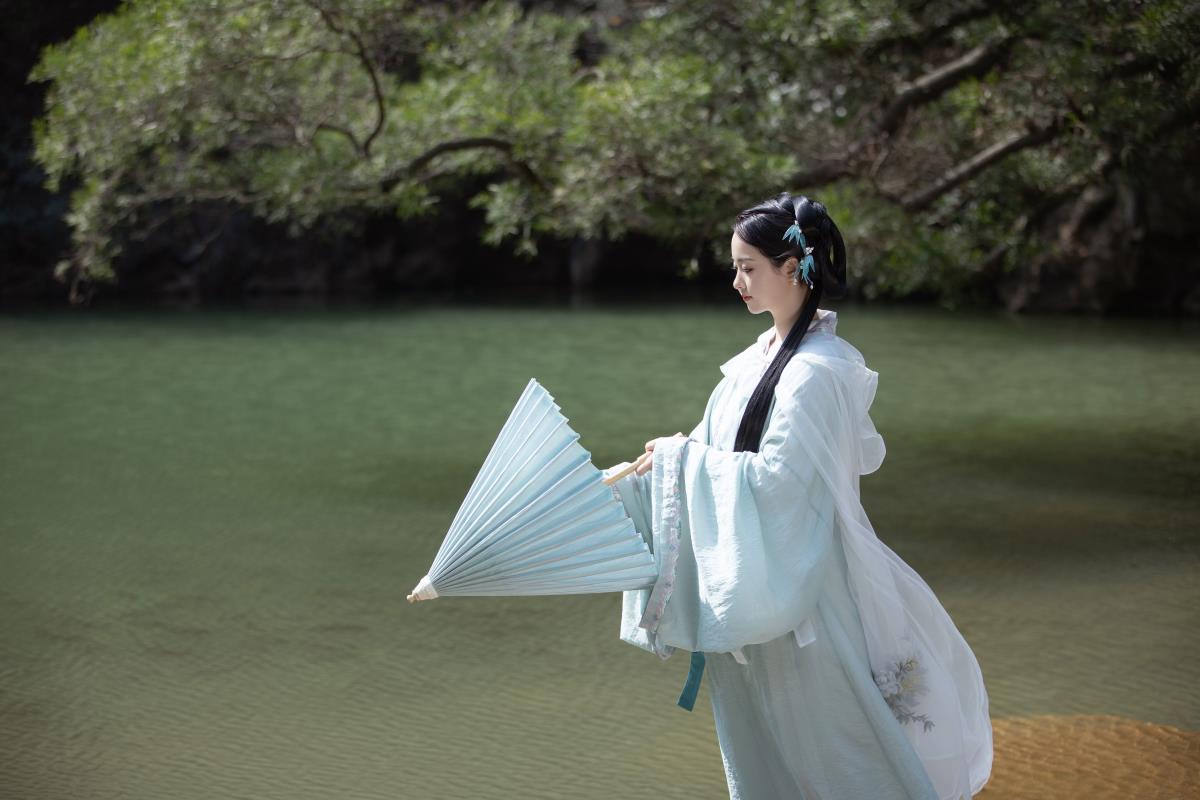 青山入眸，汉服美人韵，恰似青山见我情