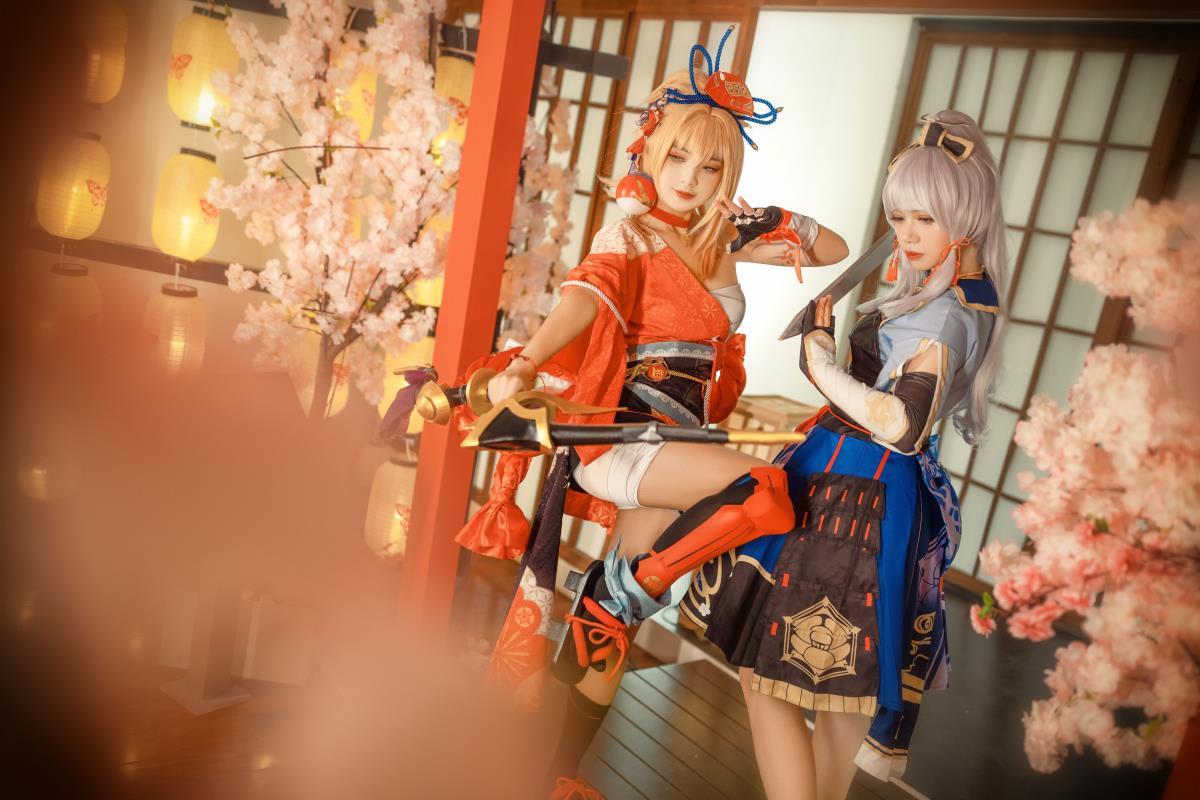 《稻妻冰水人：演绎神里绫华与宵宫的梦幻CP，闺蜜间的Cosplay绮梦》