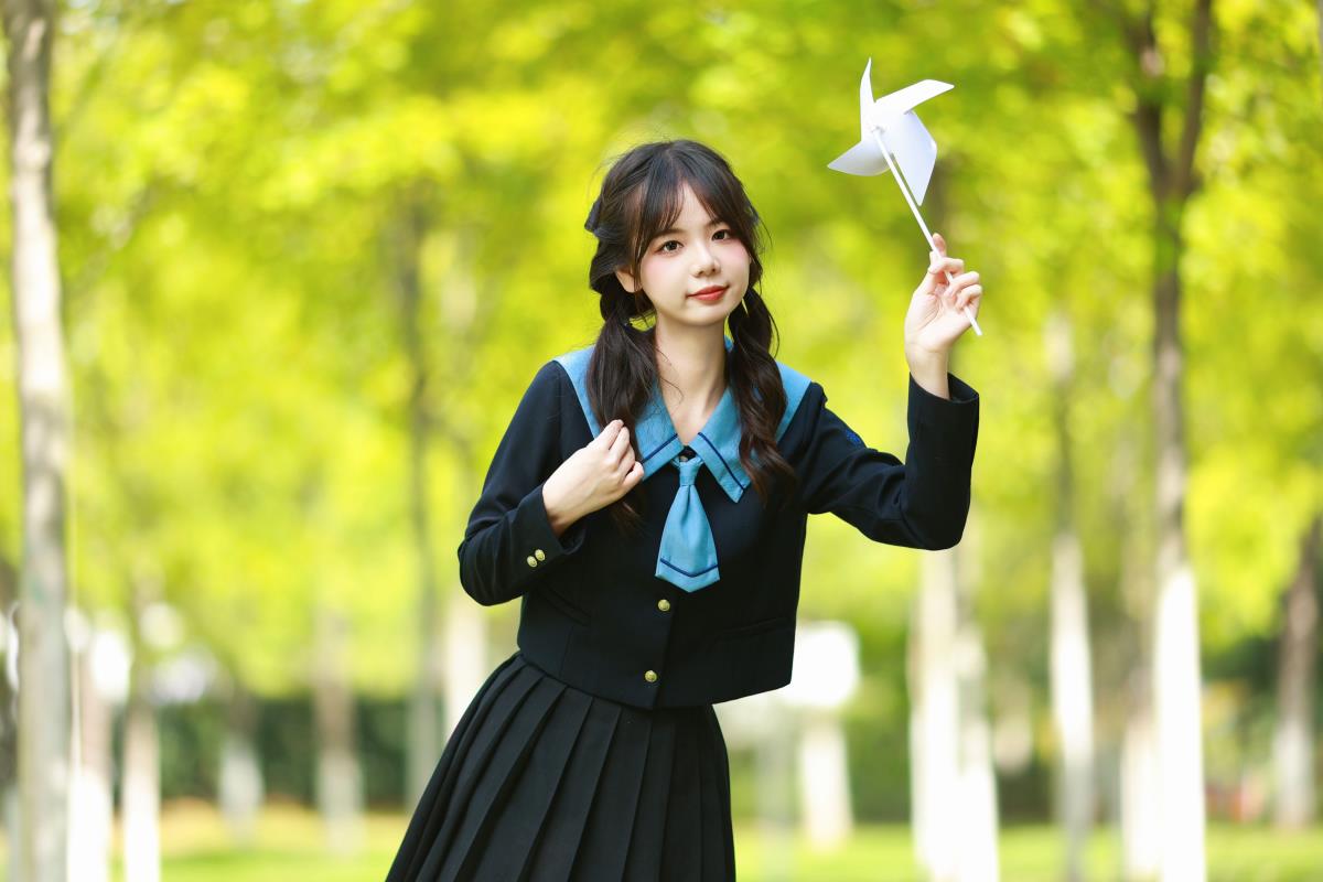 《JK 少女于林间，落叶轻拾，邂逅整个秋天》 解析：原内容中包含了“JK”“可爱女孩”“树林”“捡起落叶”“秋天”等关键元素，将这些元素组合起来，形成了一个富有画面感和文艺气息的标题，展现出少女在树林间与秋天相遇的美好场景。