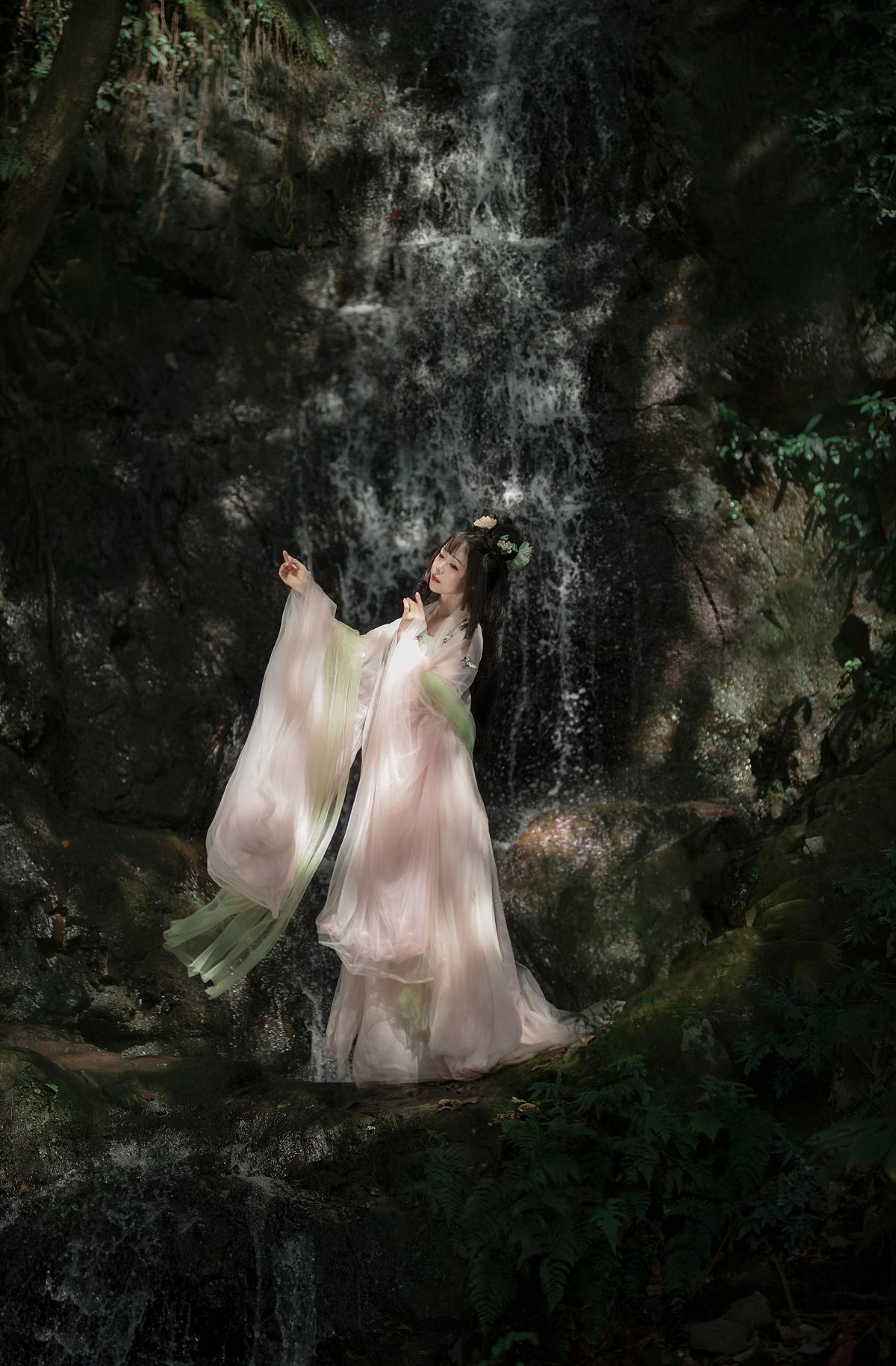 兔子，嫦娥下凡啦！吾乃广汉仙子嫦娥，唯美意境元素尽显 解析：保留了原文中的关键语句，组合成一个标题，既包含了主要信息，又有一定的文艺风格和意境。