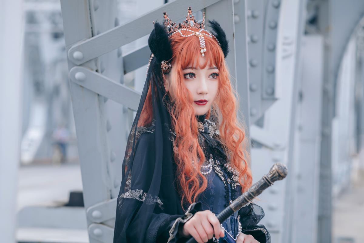 《洛丽塔：少女与欧风小裙子的梦幻邂逅》 解析：保留了“洛丽塔”“少女”“欧风小裙子”等关键信息，组合成一个富有文艺气息且能体现主题的标题，展现出洛丽塔与少女在欧风背景下的美好画面。