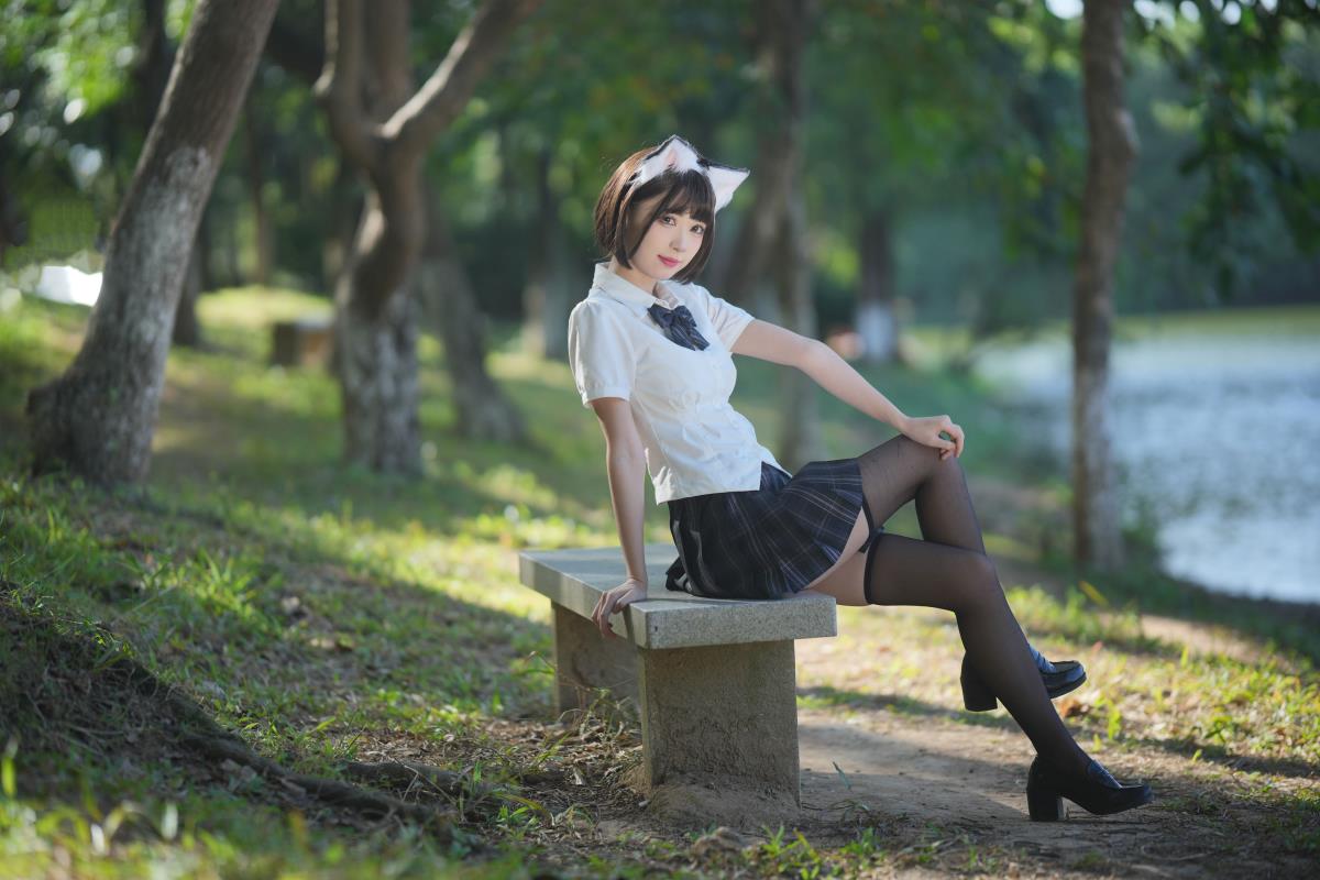 《邂逅猫耳少女：可爱猫咪学生与JK猫女的梦幻交织》