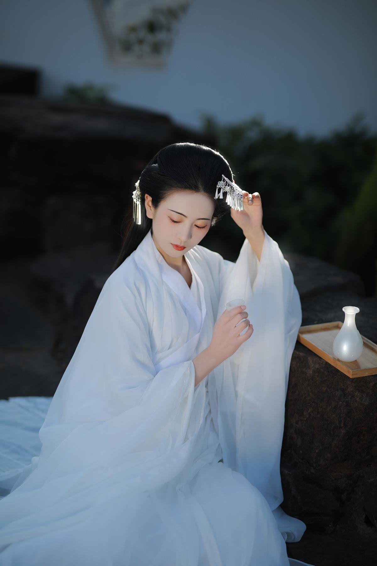 《皑如山上雪，皎若云间月：和田白玉的灵动与光华》