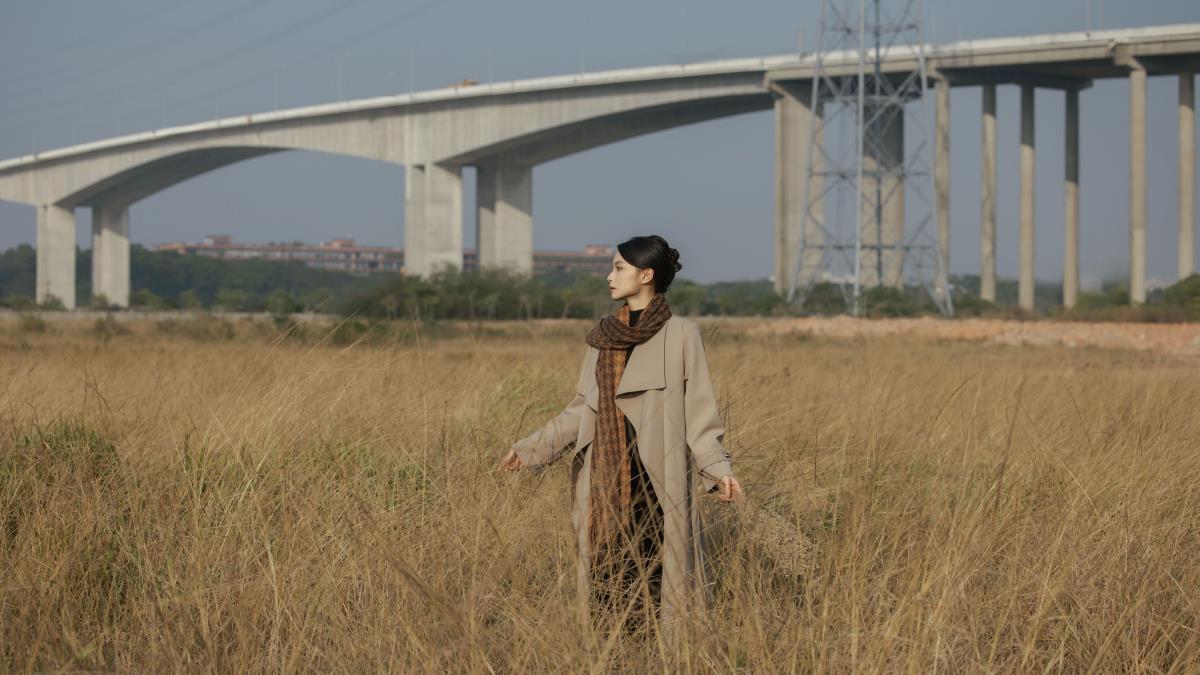 灵魂夜里绽花，躯壳人间遨游，梦想晨曦萌芽