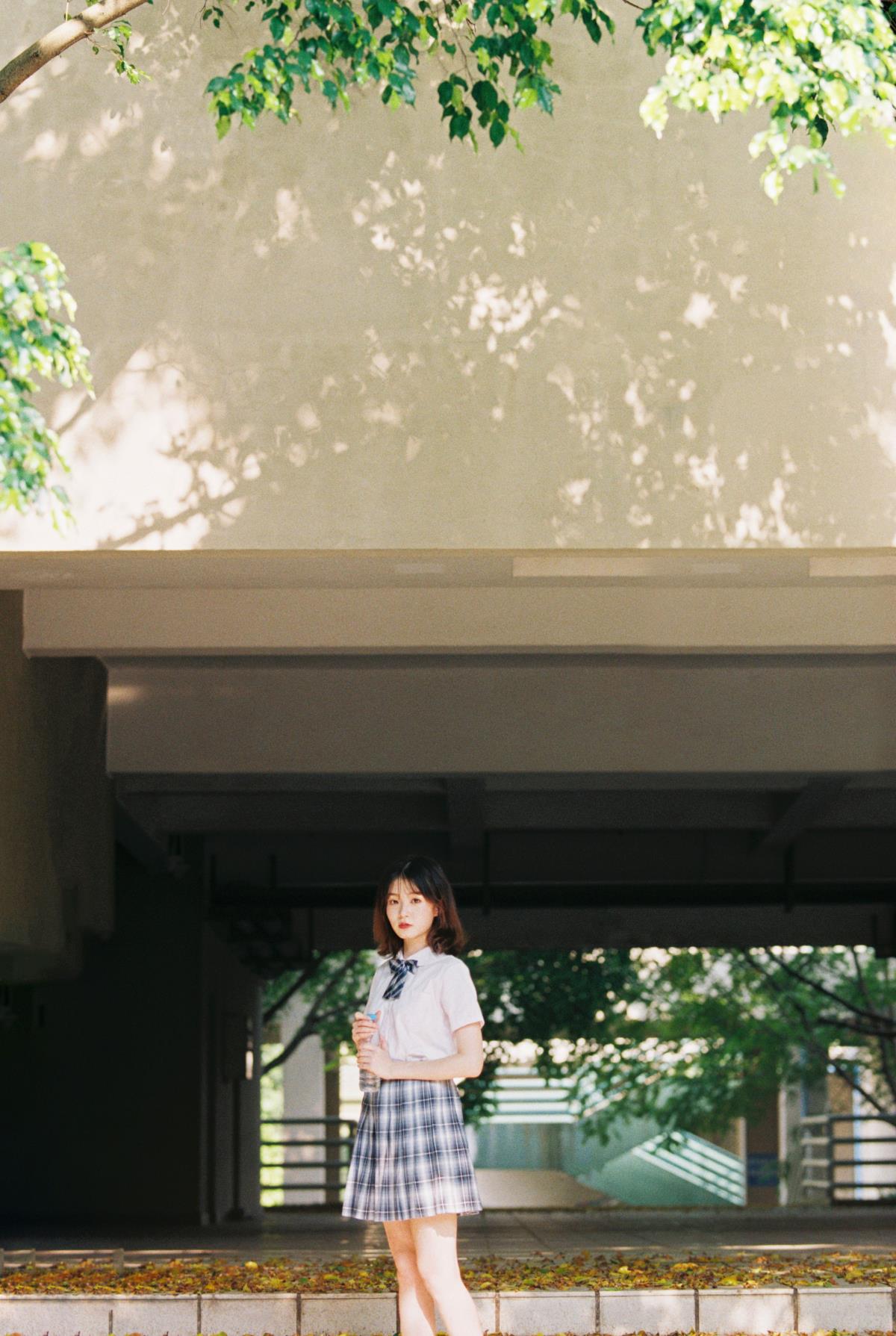 《夏日校园：JK 与胶片交织的青春影像》