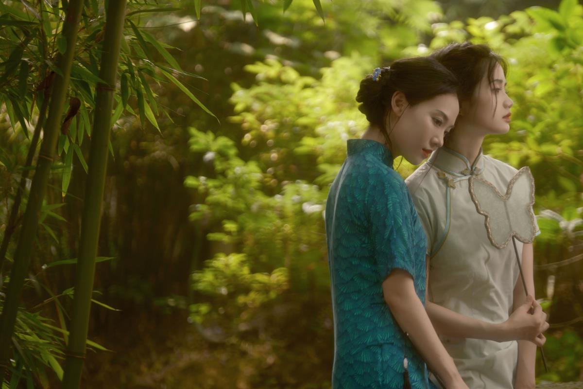 《情谊绽放在旗袍韵里，于树林间邂逅优雅》