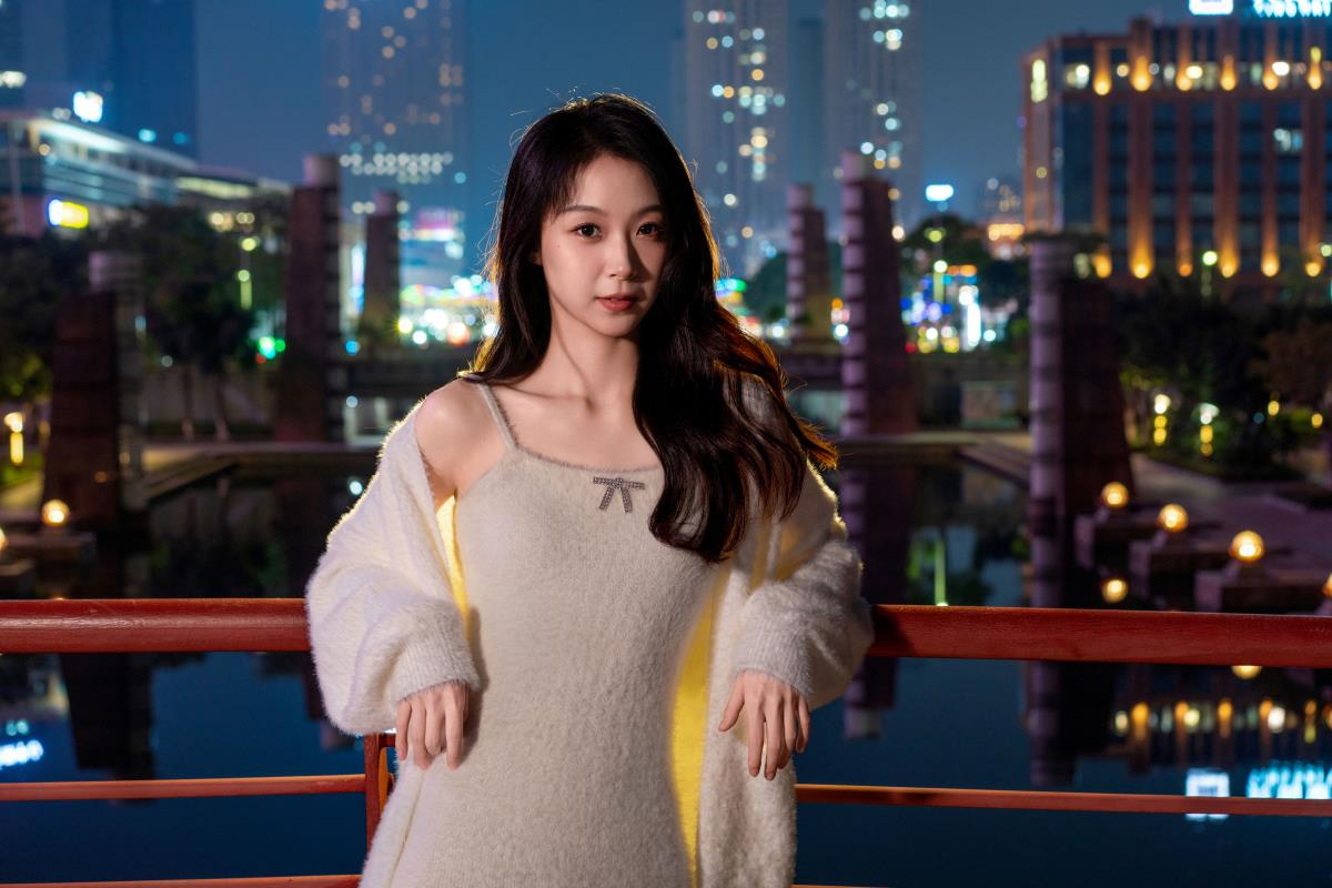 夜深邻家少女：眸光宛转诉深情，柔焰摇光梦亦轻