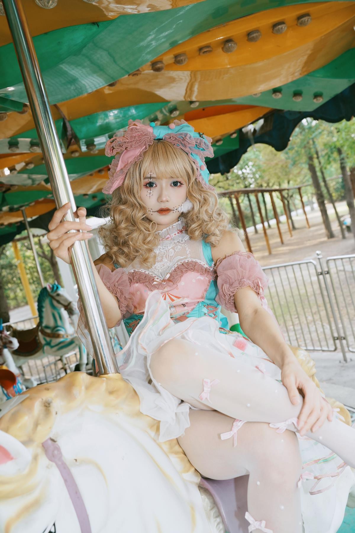失忆乐园：废弃游乐场里的 Cosplay 美少女之境