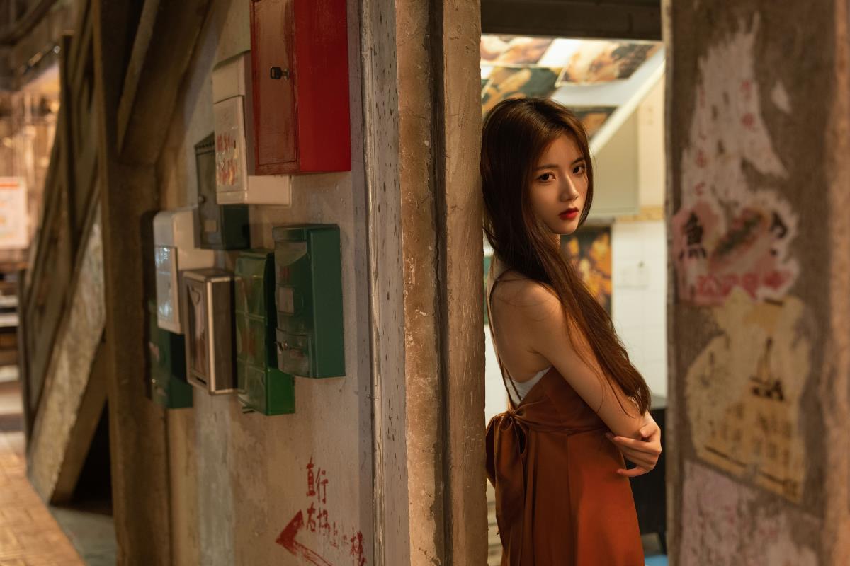 《夜色守望：朱雀桥边，乌衣巷口的复古与红色交织》 解析：“夜色守望者”点明了一种情境和氛围，“朱雀桥边野草花，乌衣巷口夕阳斜。旧时王谢堂前燕，飞入寻常百姓家”描绘出一幅具有历史感和复古韵味的画面，结合“复古”“夜景”“红色”等元素，组成了一个富有意境且涵盖关键信息的标题，展现出一种独特的文艺风格。