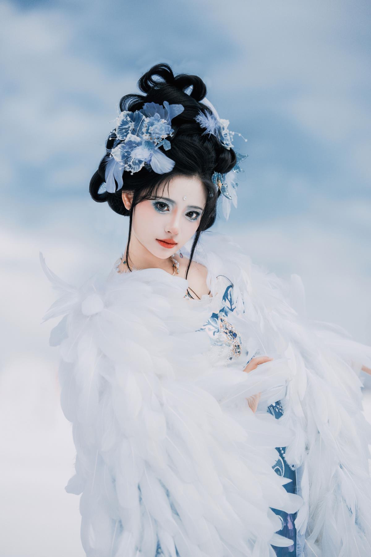 雪中窥伤鹤，仰头见春台 解析：原句中“雪中鹤”“雪中窥伤鹤”“仰头见春台”等元素富有画面感和意境，组合起来作为标题能传达出一种独特的文艺氛围，契合整体要求。