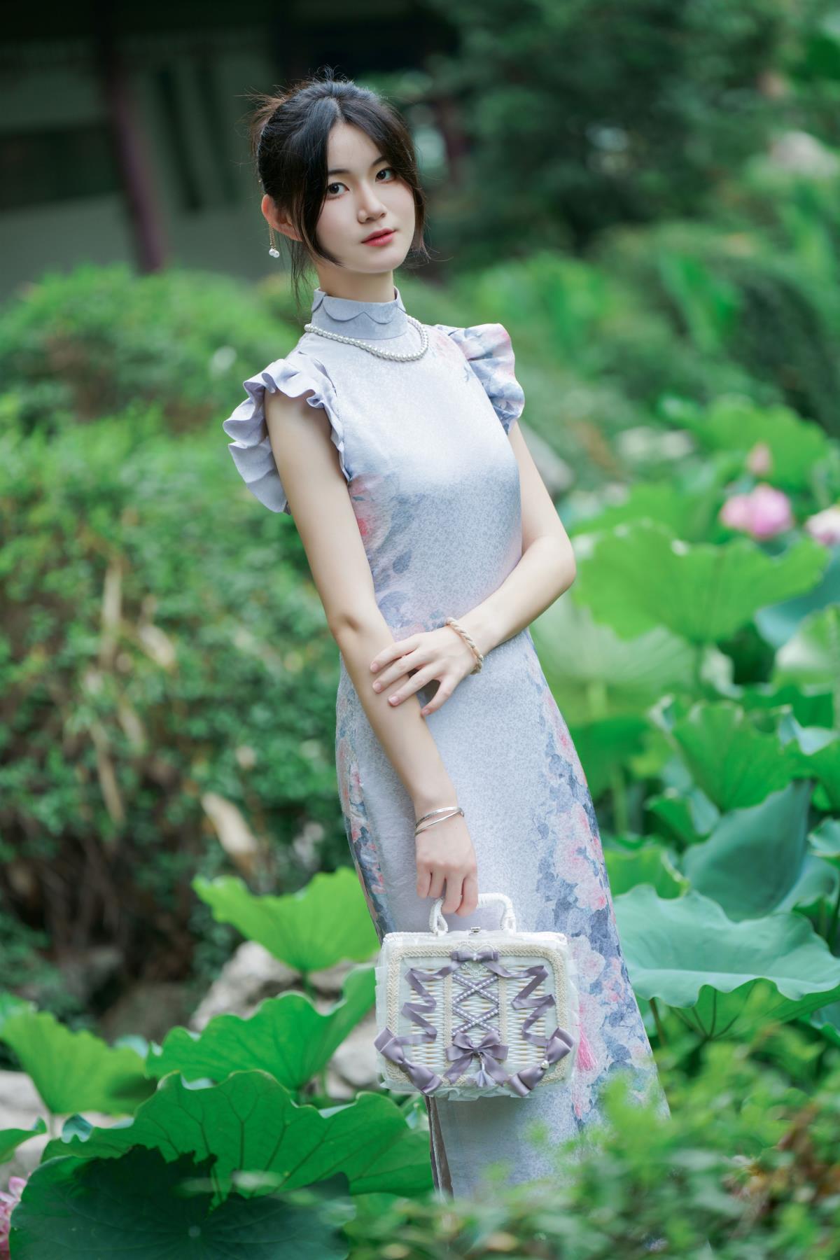 小荷夏至时，旗袍韵里的优雅韶华