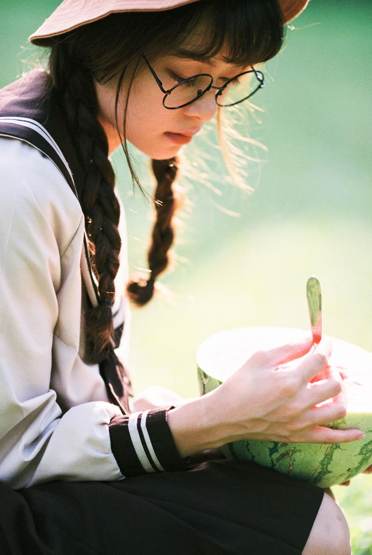 《胶片定格：JK少女与西瓜的梦幻交织》