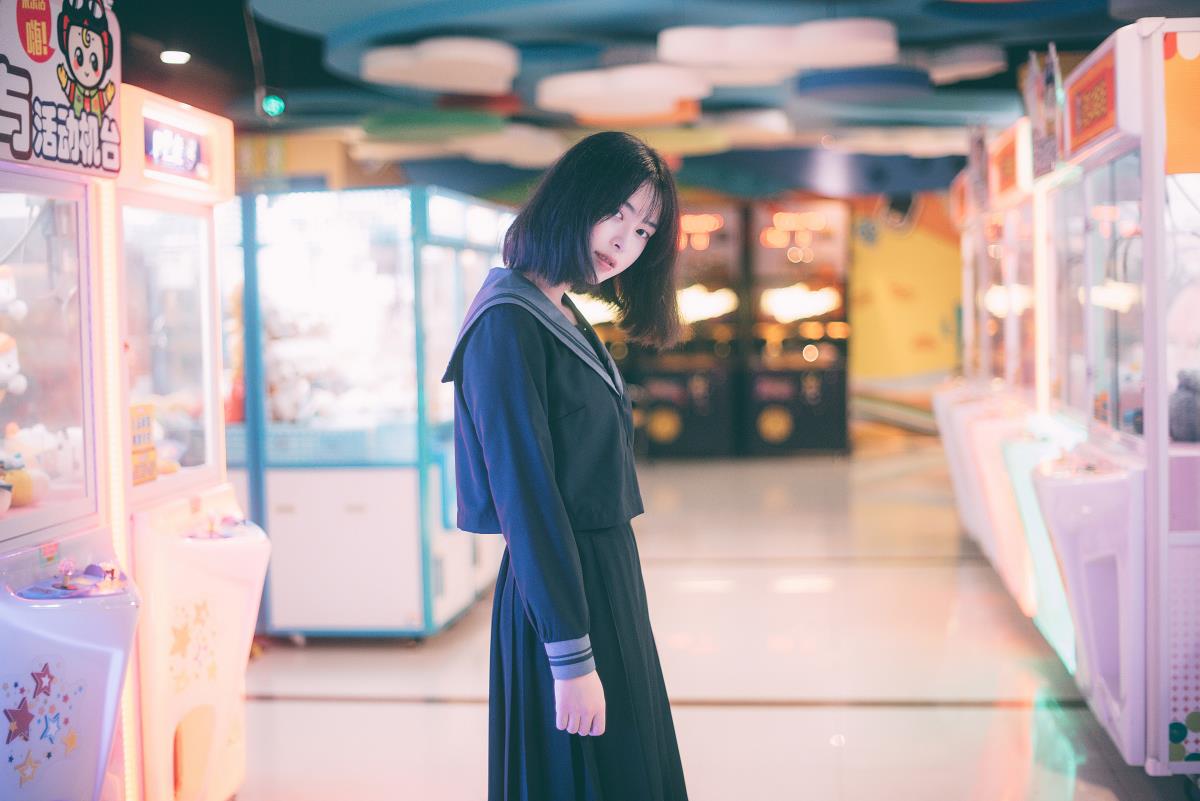 人生如街机厅，持币拙玩，着日系水手服的女生