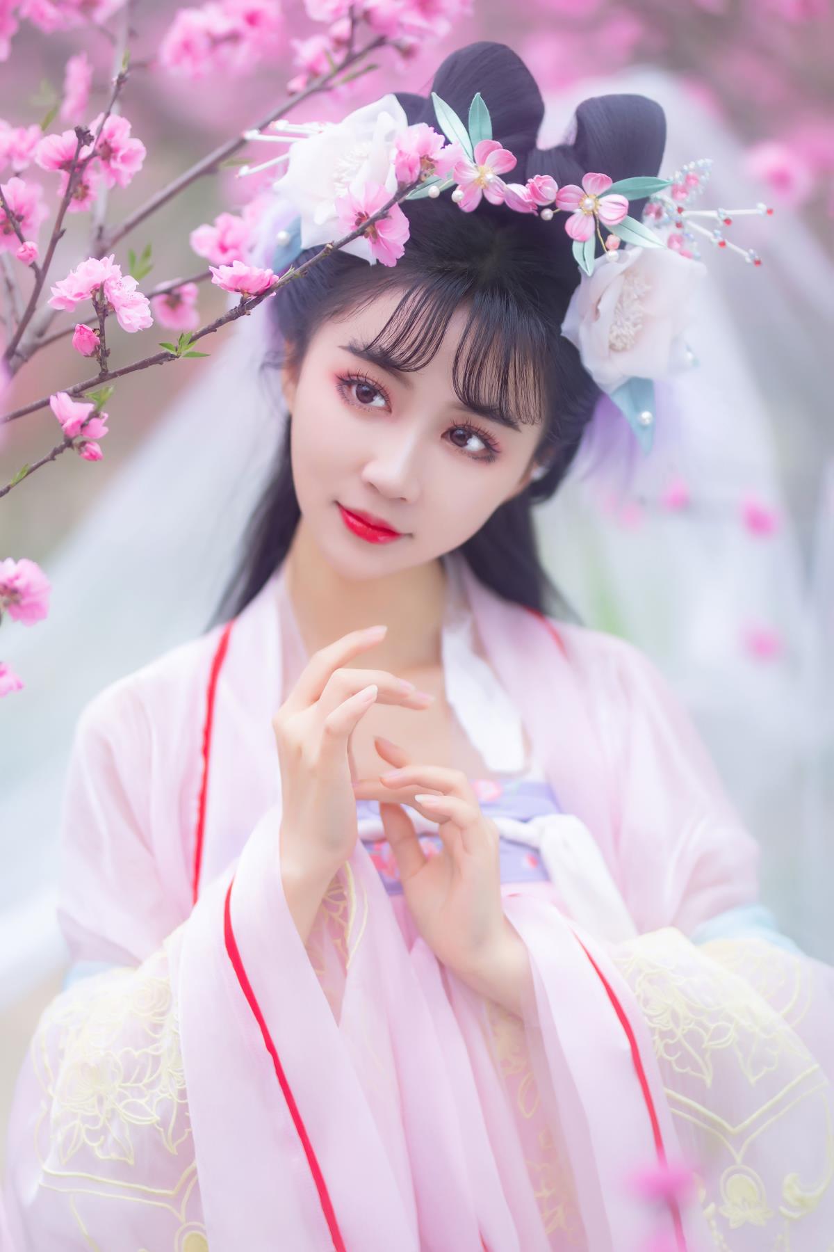 春风拂处，美人着汉服尽显古风韵，恰似一日看尽长安花般得意