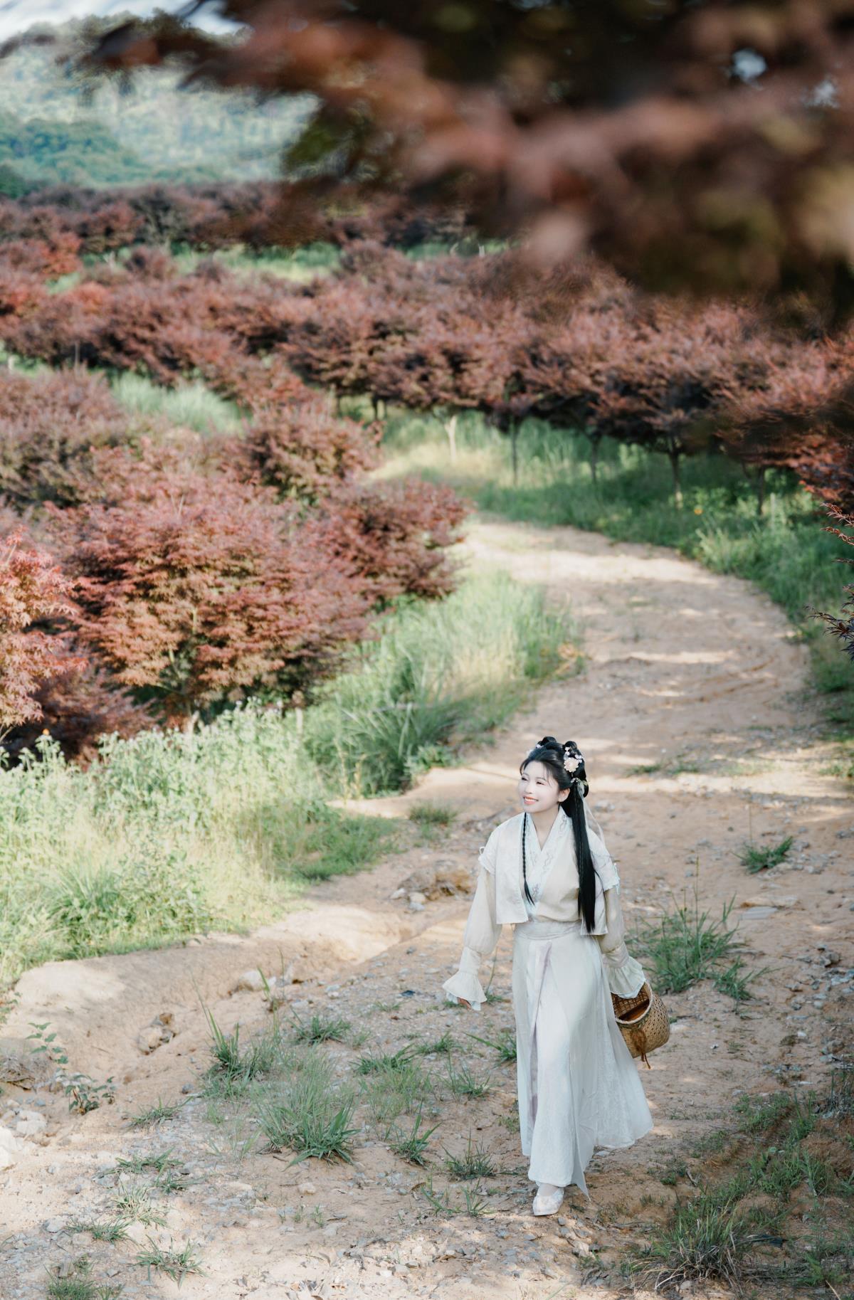 《古风赵灵儿版：高髻柔身仙女妆，聘婷娇媚弄衣裳，邂逅春季汉服田园风》 （这里是按照要求生成的标题示例，你可根据实际需求调整，例如直接去掉书名号里的内容等）