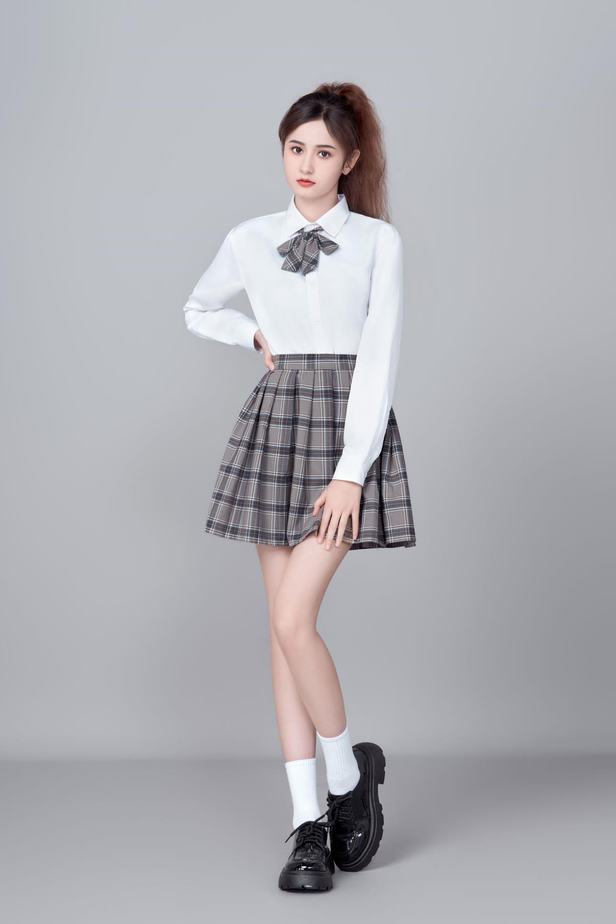 白衫格裙：绘就青春诗意画笺