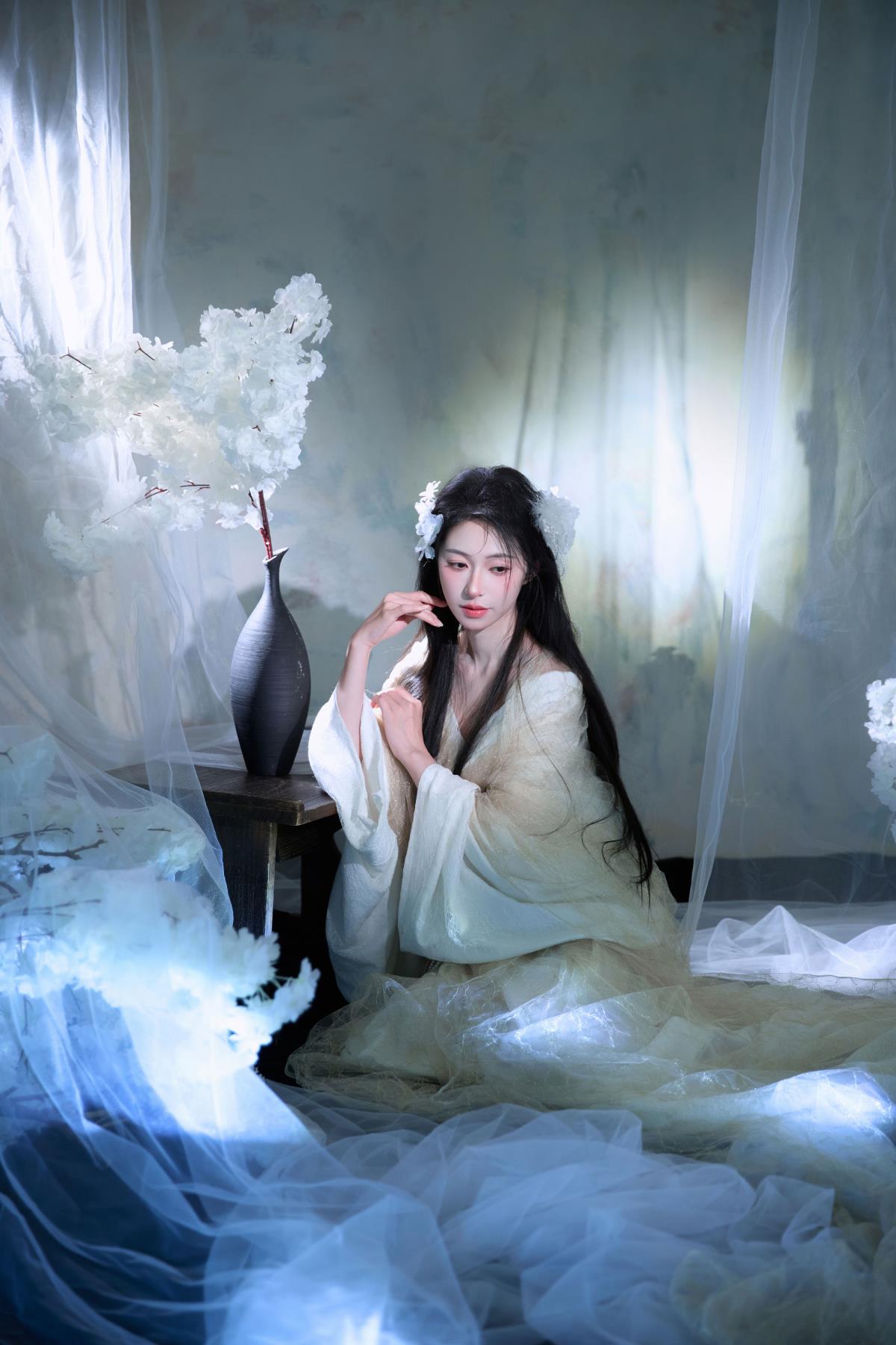 《梨花白下，身着古风汉服的清冷仙逸之姿》