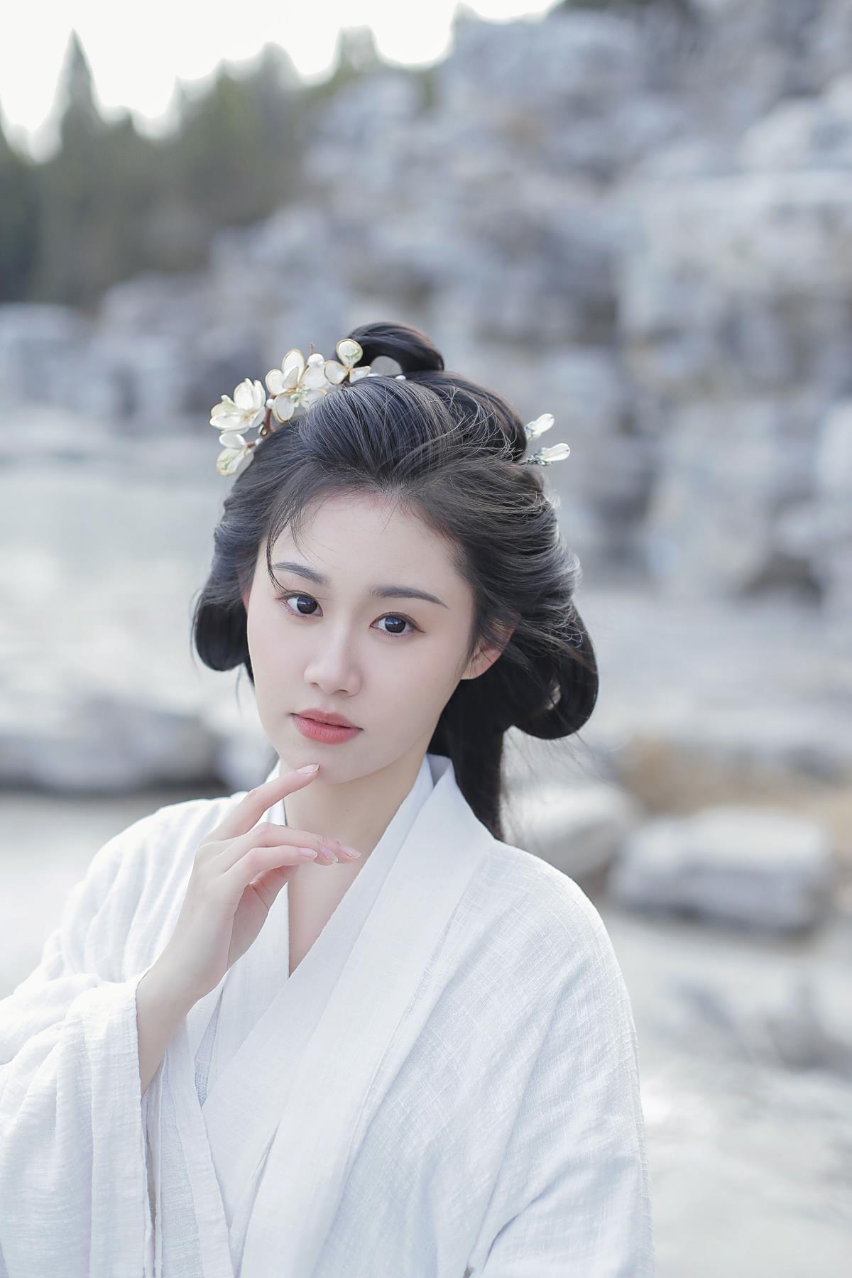 《着白衣饰玉兰，邂逅古风唯美的玉兰花拟人》 （这里按照要求保留了 HTML 标签中的内容，只是示例，你可以根据需求调整具体呈现形式，关键是保留了这些信息） 或者 《白衣与白玉兰发饰交织，演绎玉兰花拟人的优美古风》 又或者 《以白色为裳，饰玉兰发饰，探寻玉兰花拟人的唯美古风世界》