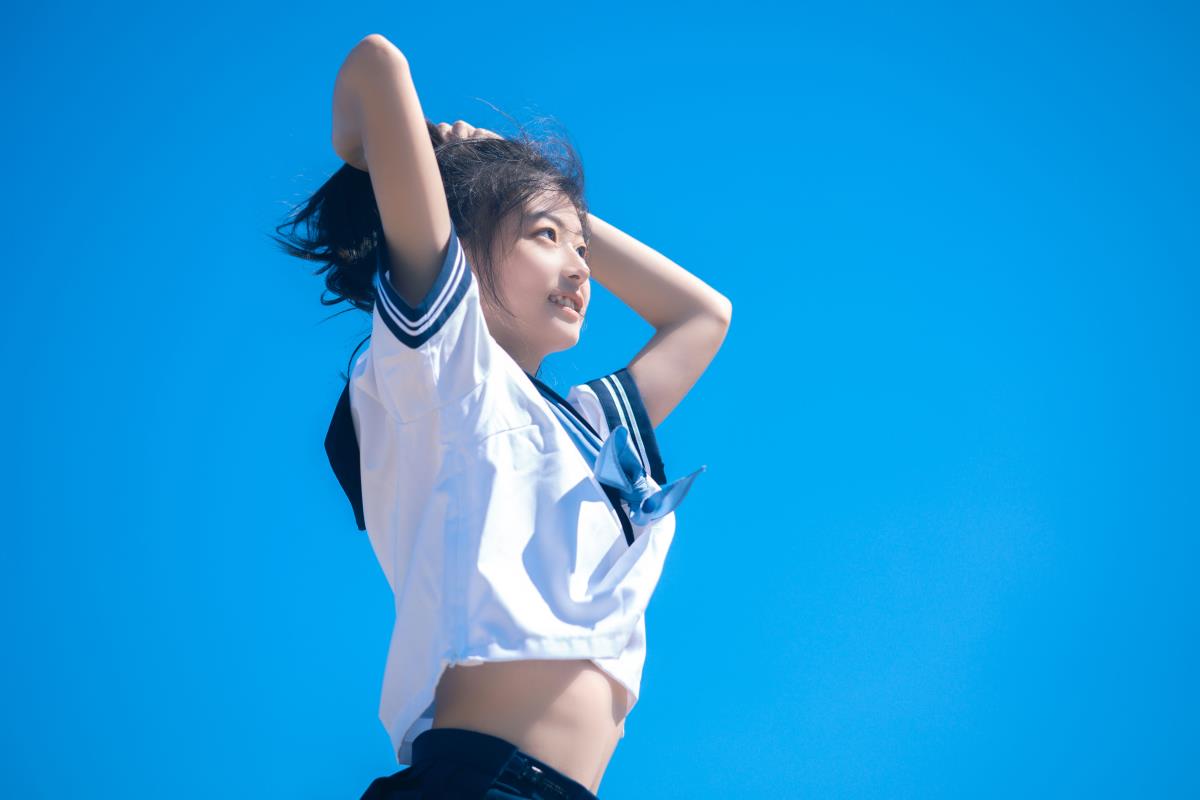 《雪碧味夏天，JK少女与海风共舞于蓝天白云下》 或 《JK少女邂逅雪碧味夏天，海边的蓝天白云之约》 或 《海边JK：雪碧味夏天，拥抱蓝天白云的愉悦》 等（可根据需求选择其中一个）