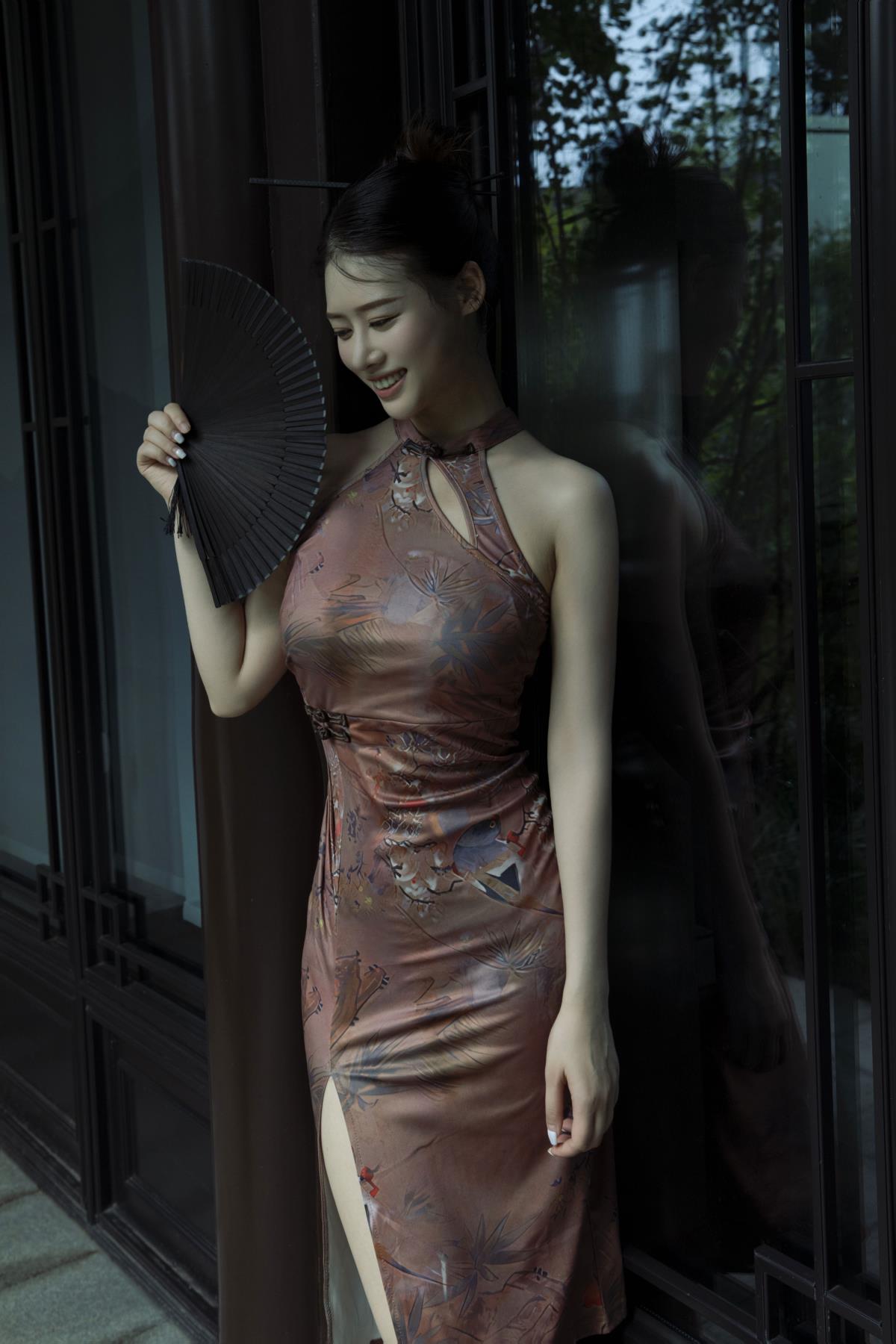 《东风破里的旗袍雅韵：错过花开的思念与漂泊》