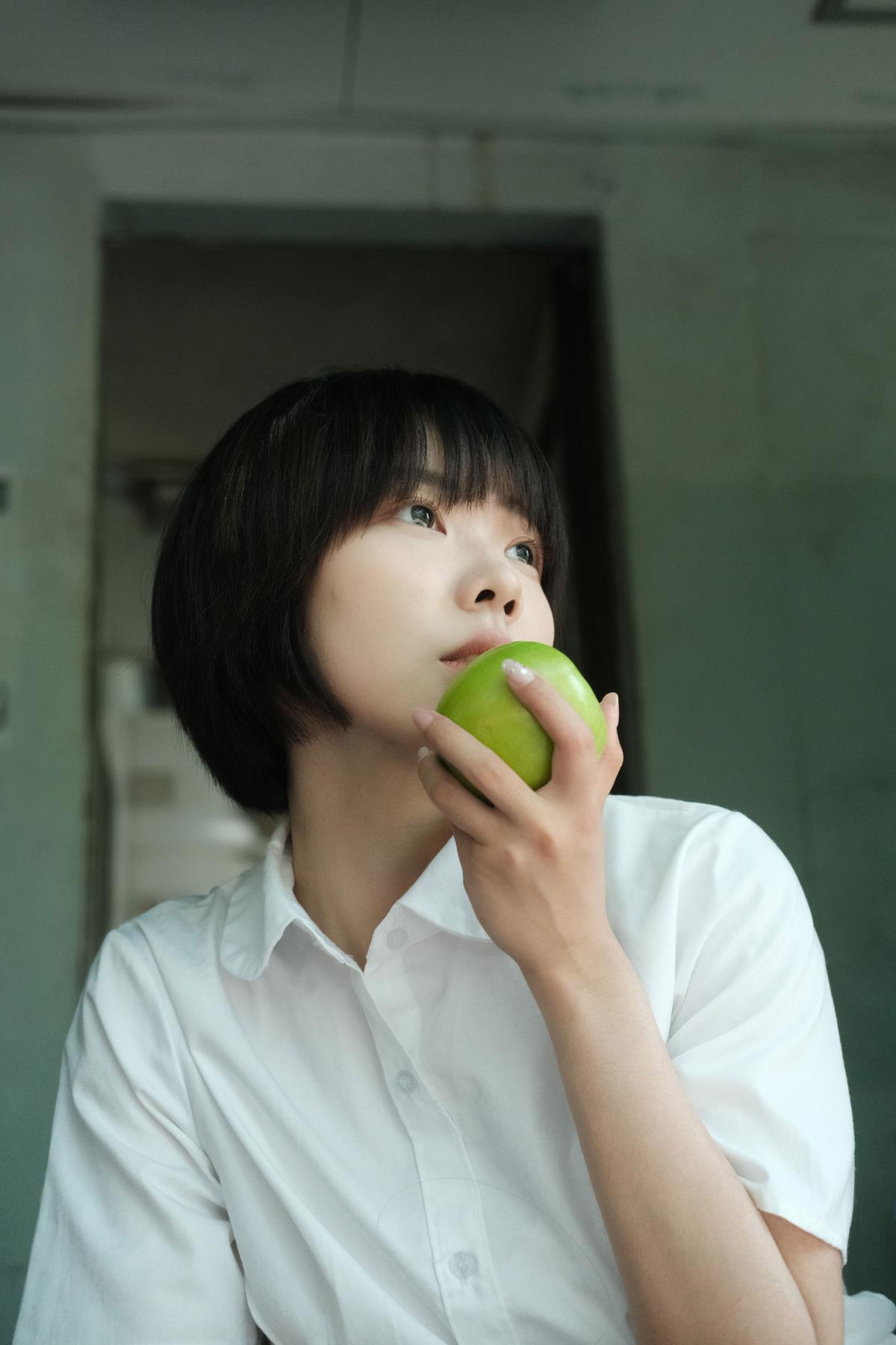 暗室里，阳光下废弃车厢的青春风铃