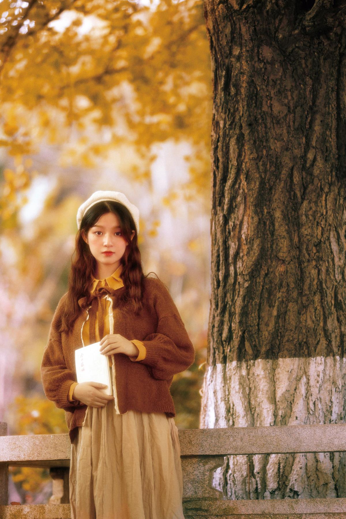 秋日银杏：风里藏着的心事与胶片时光