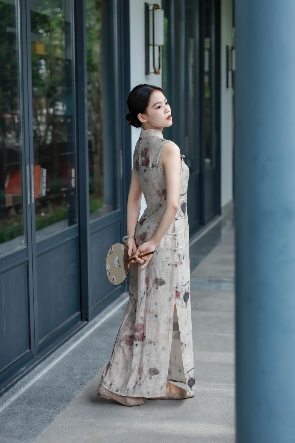 《新中式古色旗袍写真：棉麻旗袍与扇间，尽显娇柔坚强》