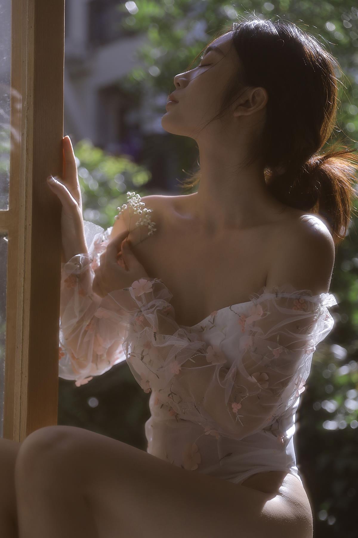 窗边心事：光影交织的唯美意境