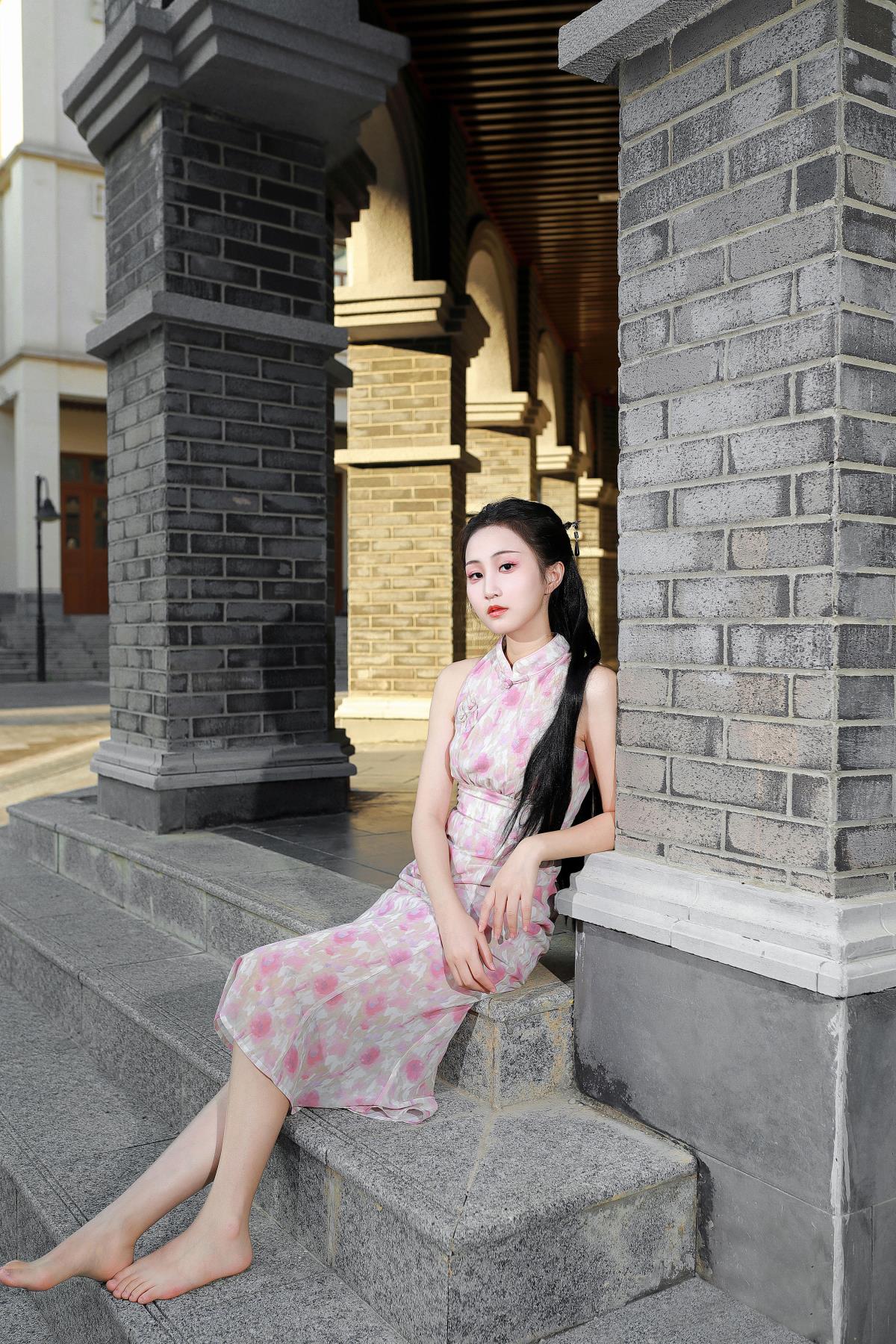 古城墙下旗袍美人，映着光影，伴着老式汽车悠悠行 或 旗袍美人悠行古城，惬意时光与光影共舞 或 古城惬意处，旗袍美人、光影与老式汽车的邂逅