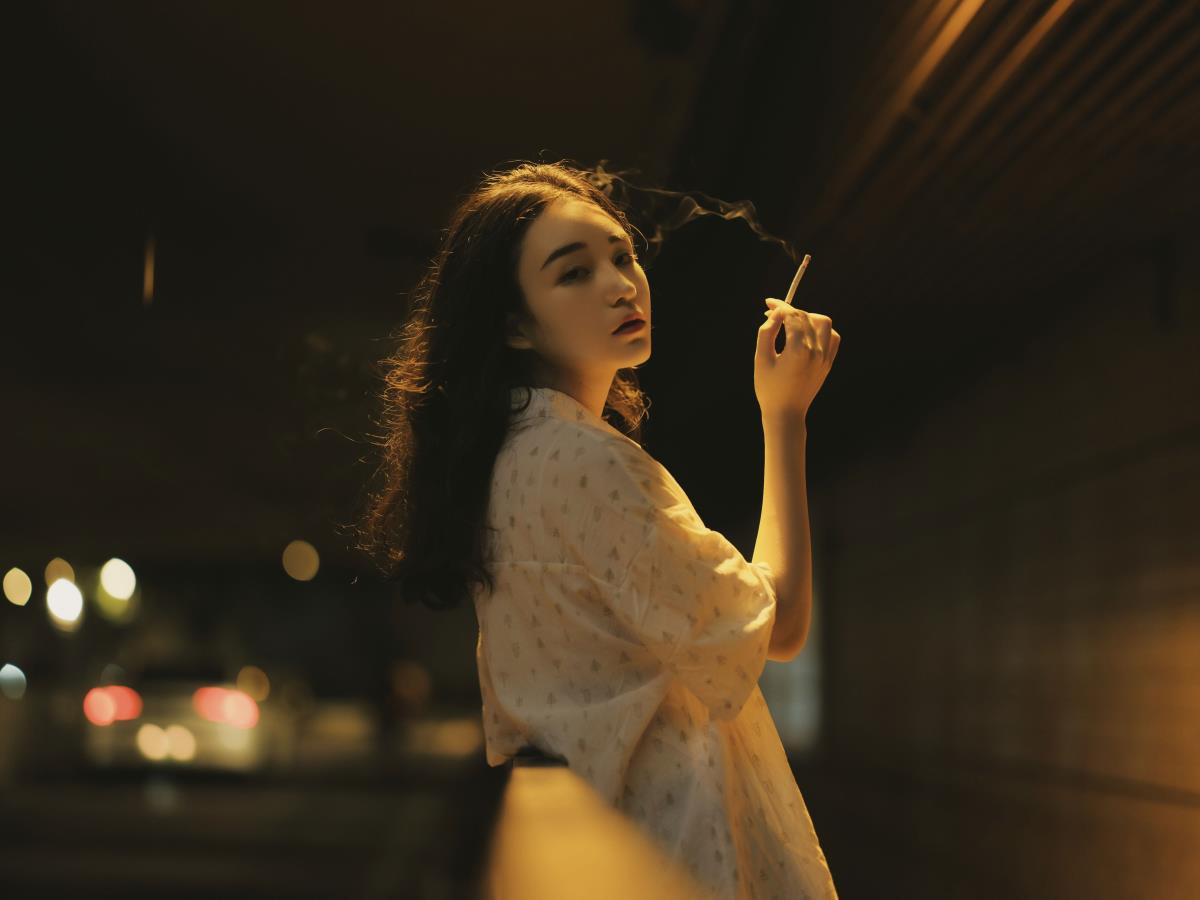 《时光隧道里的尼古丁之恋：输给爱情绝症的不舍与信命》 解析：原内容中提到“时光隧道”“尼古丁”“爱情绝症”等元素，将其组合成一个富有意境且包含关键情感元素的标题，突出了在情感中那种不舍又无奈信命的复杂情绪。