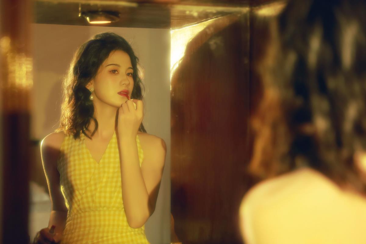 《卷发红鞋映黄韵，复古港风绽芳华，重回九十老香港》