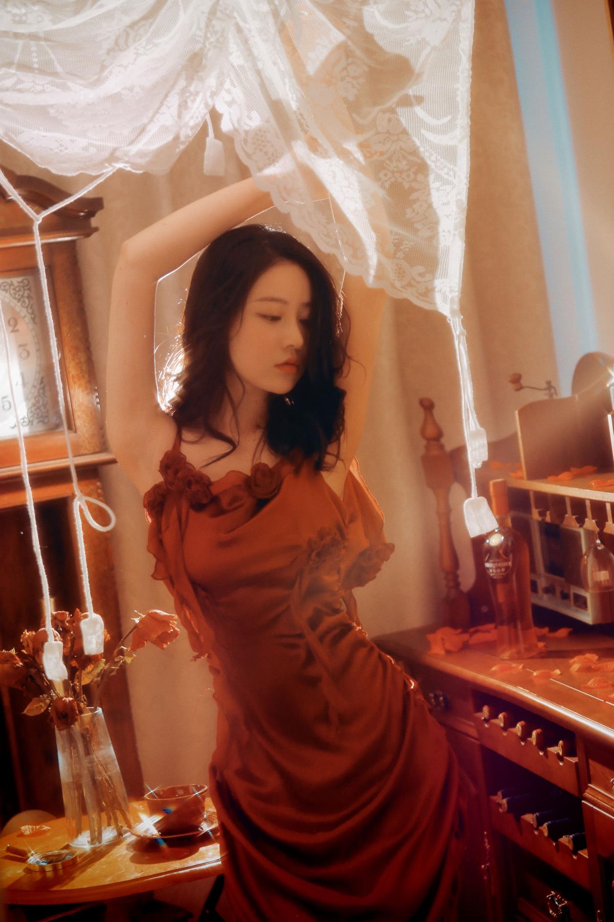 《光影下的红玫瑰：风情万种的暧昧时刻》