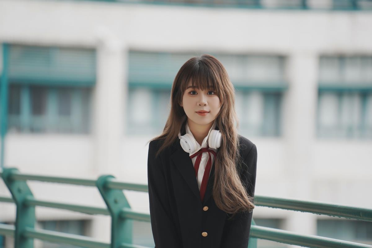 《消失雨幕中的 108 步：JK 少女与日系校花的琴房到教室之旅》