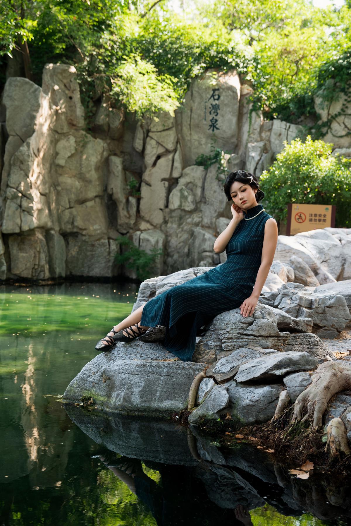 牵丝戏：心随期盼，明暗交织，邂逅中式旗袍美学于趵突泉畔