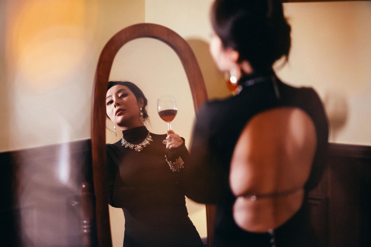 繁花光影下的复古美学：致敬王家卫的港风人像