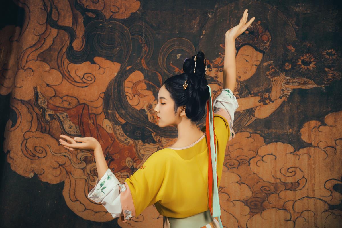 《敦煌少女：古风与异域风情交织的梦幻画卷》